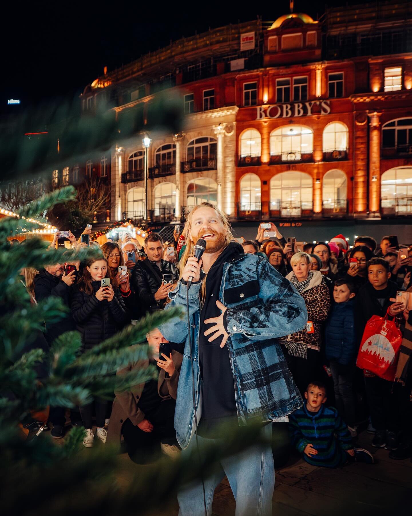 Great to see @eurovision star @samhairwolfryder in Bournemouth yesterday singing a few songs to the unexpecting crowds. Racing around the country for the attempt on the number 1 Christmas song of 2023. 
.
.
.
@seventaevents / @bournemouth_official / 