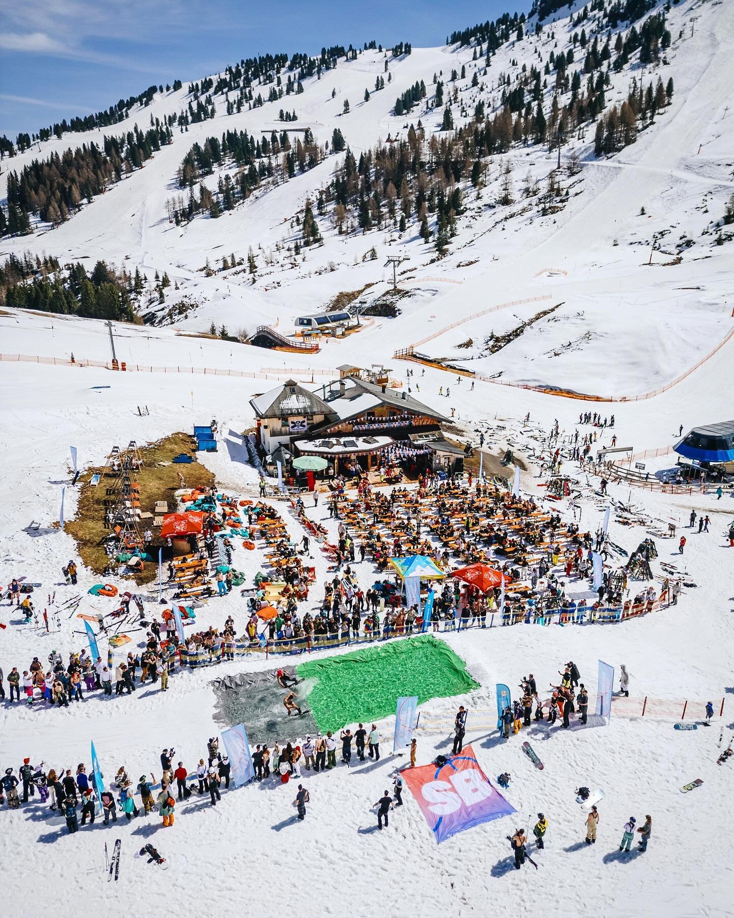 Just chillin&hellip; 🧊 @snowbombingofficial 
.
.
.
@nikoneurope / @fanaticlive 📷 
.
.
.
#musicphotography #festivalphotographer #festivals #snowbombing #procomp #snowboarders #skiing #skiseason #tricks #redbullphotography @redbullphotography #ponds