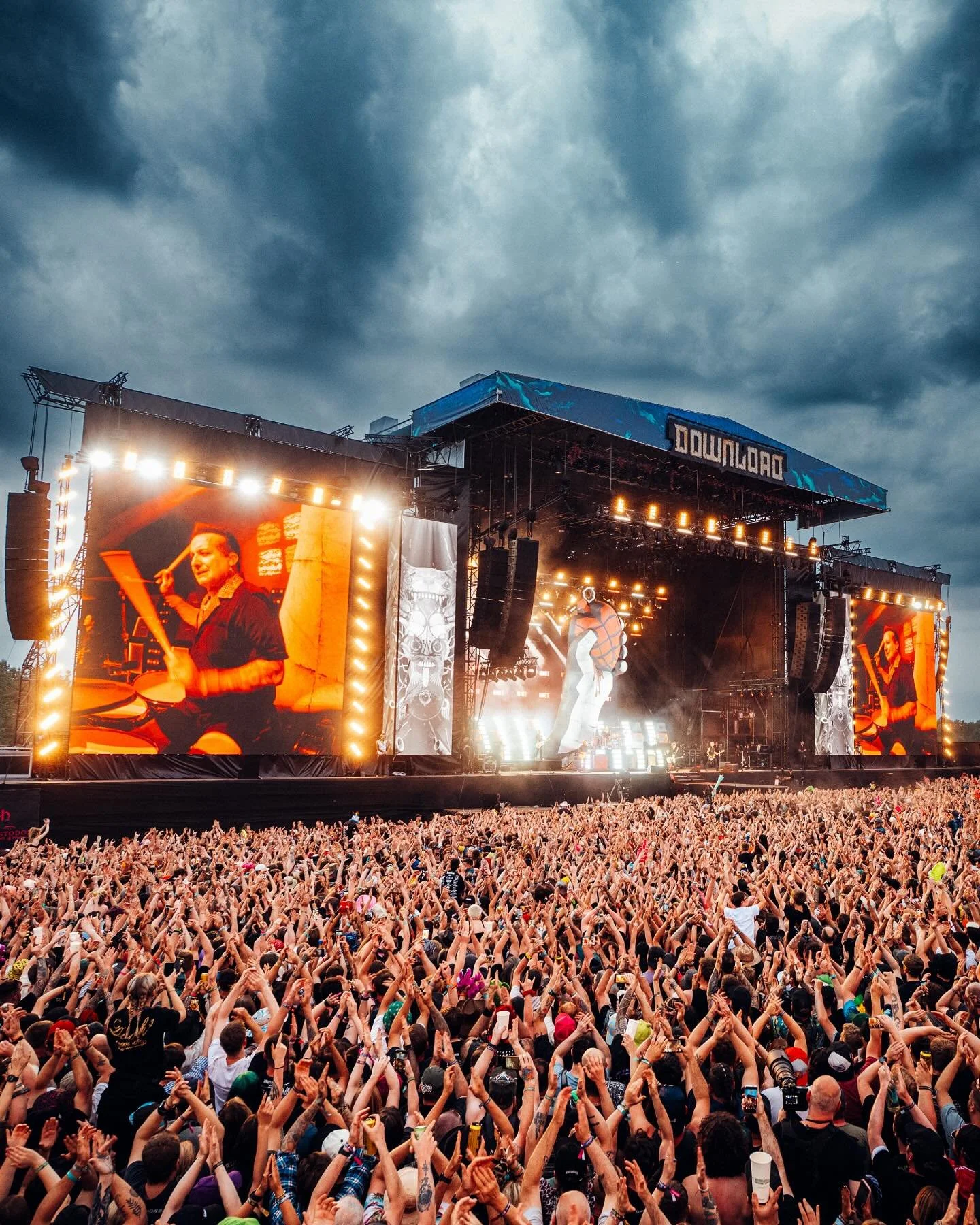 Green day made for Good Day 😍at @downloadfest 2025 I was on crowd duty for this set. Here&rsquo;s a big ole Wide 🙃
.
.
.
@nikoneurope Z9 / Team @fanaticlive 
.
.
.
#musicphoto #musicphotographer #festivalphotography #downloadfestival #greenday #hea