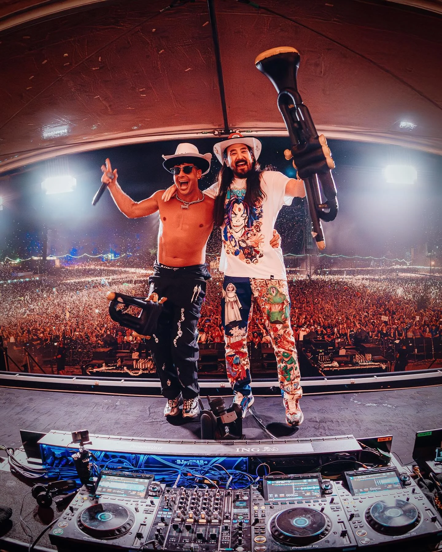 10 years of @parookaville 🔥 amazing to be there on this glorious anniversary with the mighty @steveaoki &amp; @timmytrumpet Such an incredible festival 👏🏼 So great to see some of my super talented Homies!! @julianhuke / @_silvanderbruggen_ /  @nic