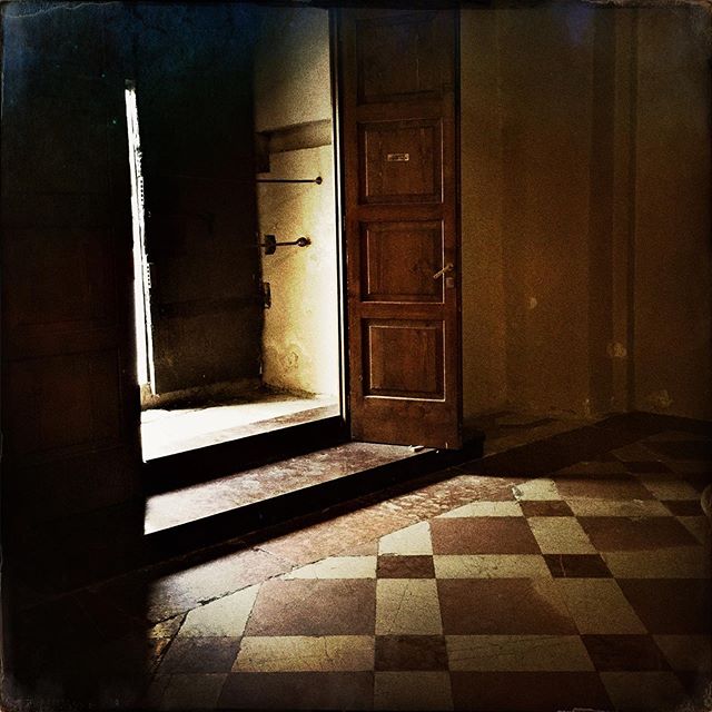 Late afternoon light. So lovely inside a church in Spello.  #Hipstamatic #Jane #Sussex #light #caruso #doorsofinstagram #shadows #curioussoulphotoschool #suzannemerritt #photographytour #italy #shadow