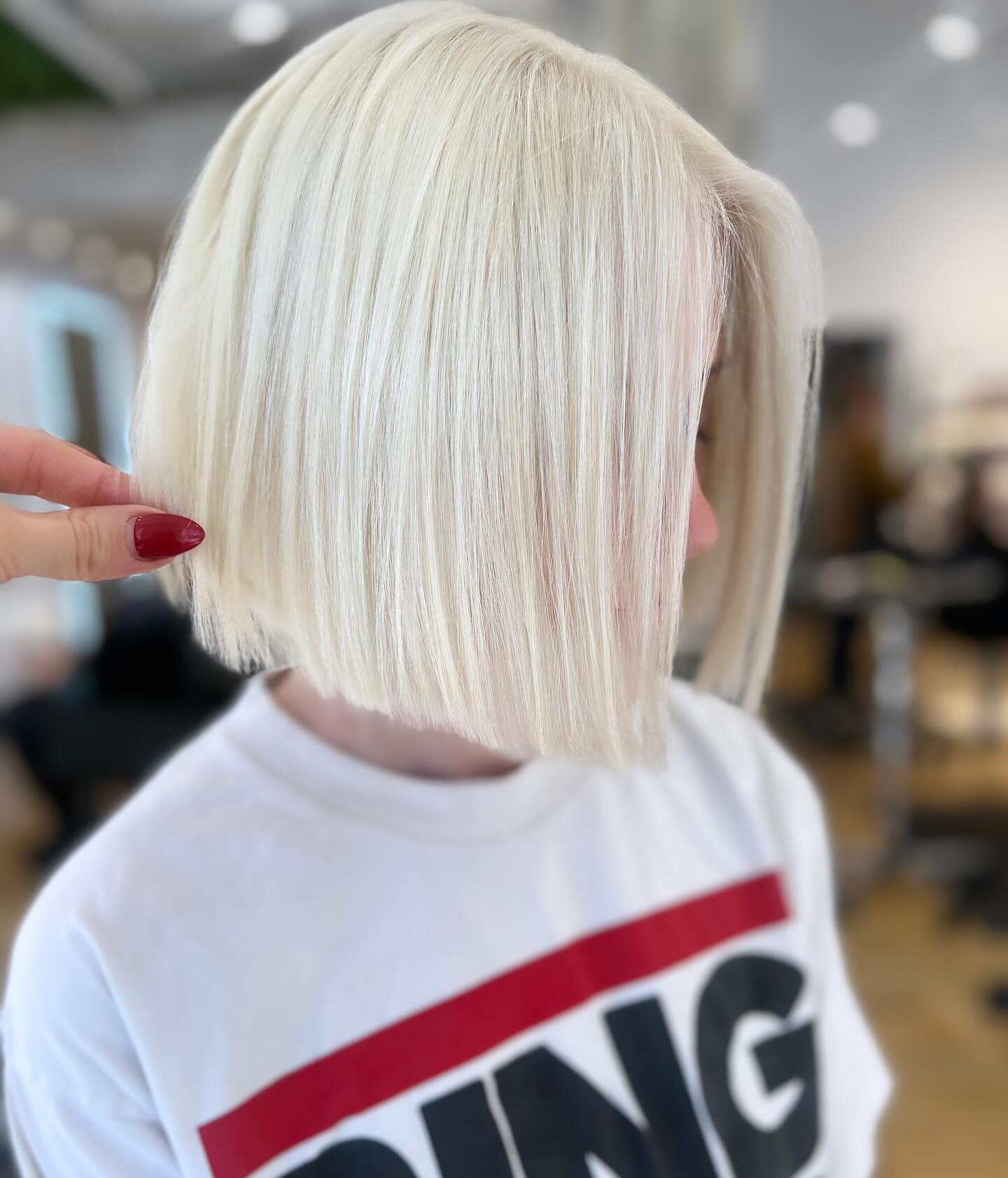 Winter&rsquo;s Embrace: Unleashing the icy allure of an enchanting blonde bob, mirroring the snowy elegance of a Chicago day. ❄️✨ #IcyBlondeChic #SnowQueenStyle