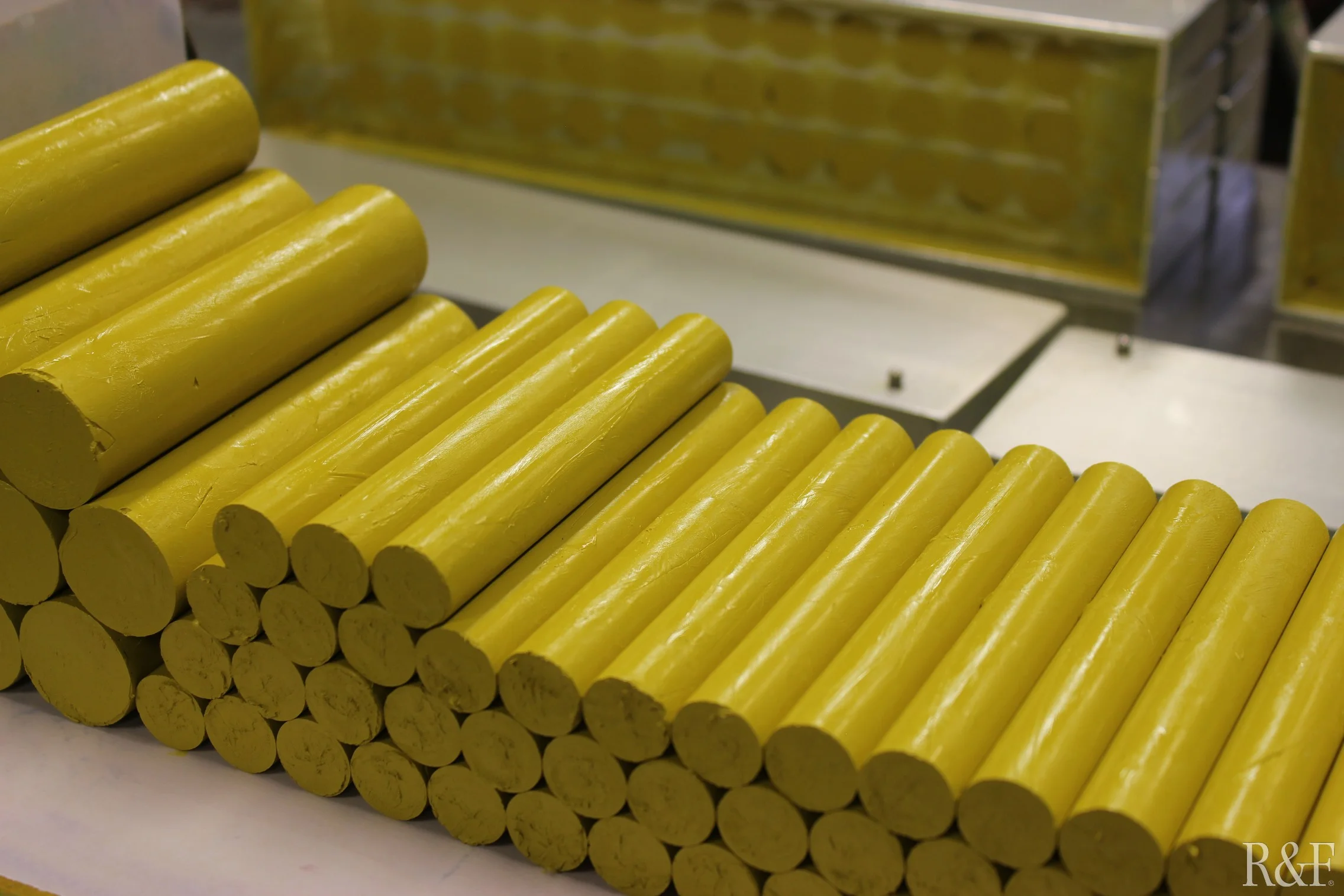 Olive Yellow Pigment Stick pour 1.jpg
