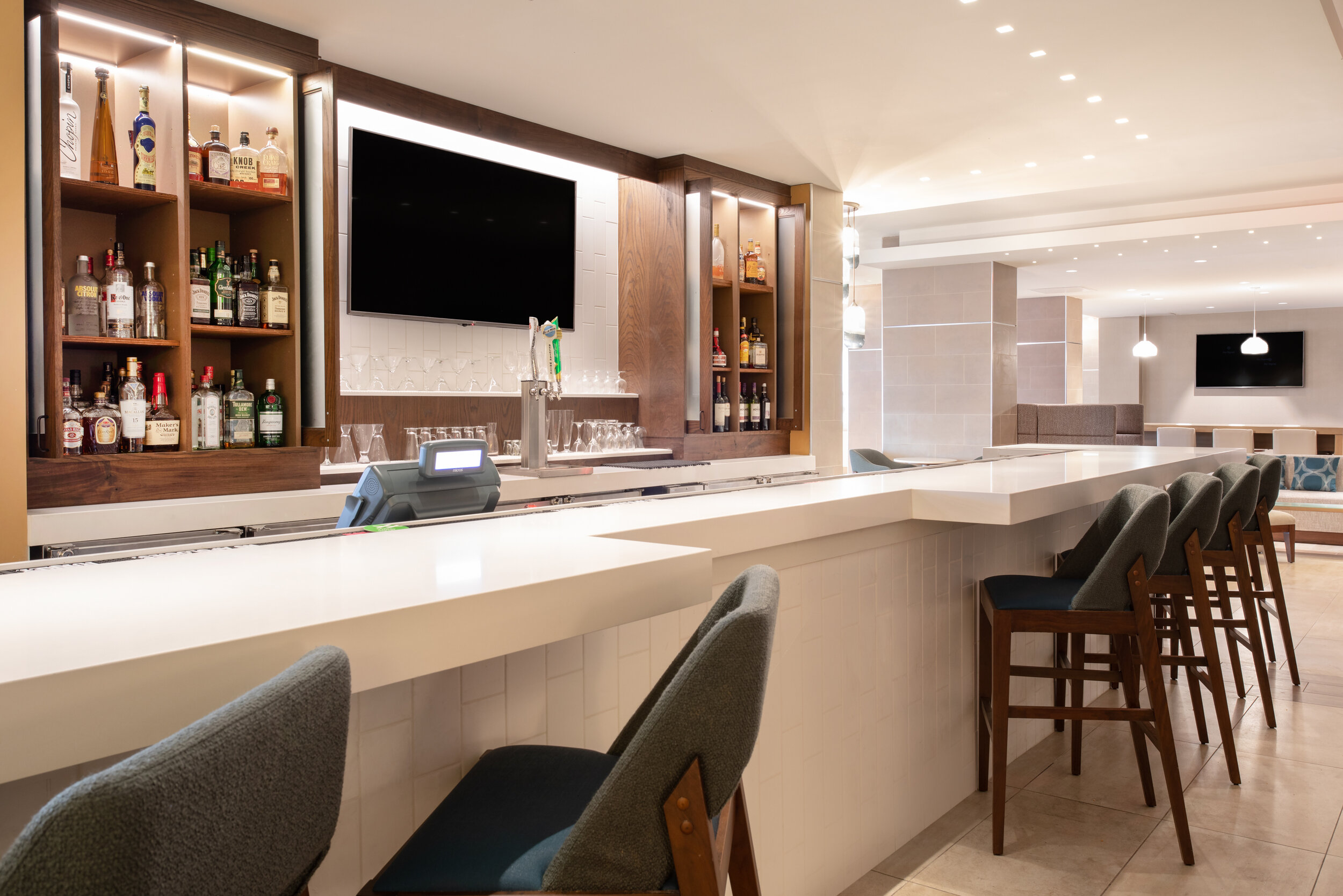 laxia holiday inn los angeles-lax airport bar.jpg