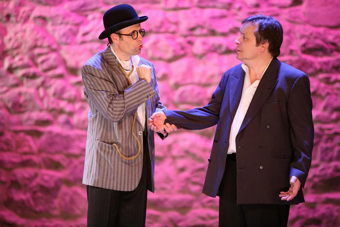 À gauche : Gilles DECORVET, à droite : Patrick Brunet. Allez...Salut! - 2013 - Monsieur Knock et Victor théâtre en cavale, théâtre pitoëff
