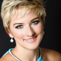 Elizabeth Gautsche headshot - Papagena.jpeg