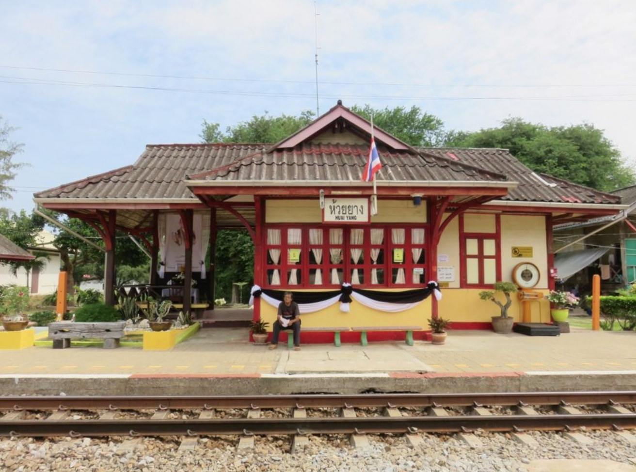 Tågstationen i byn Baan Huay Yang .