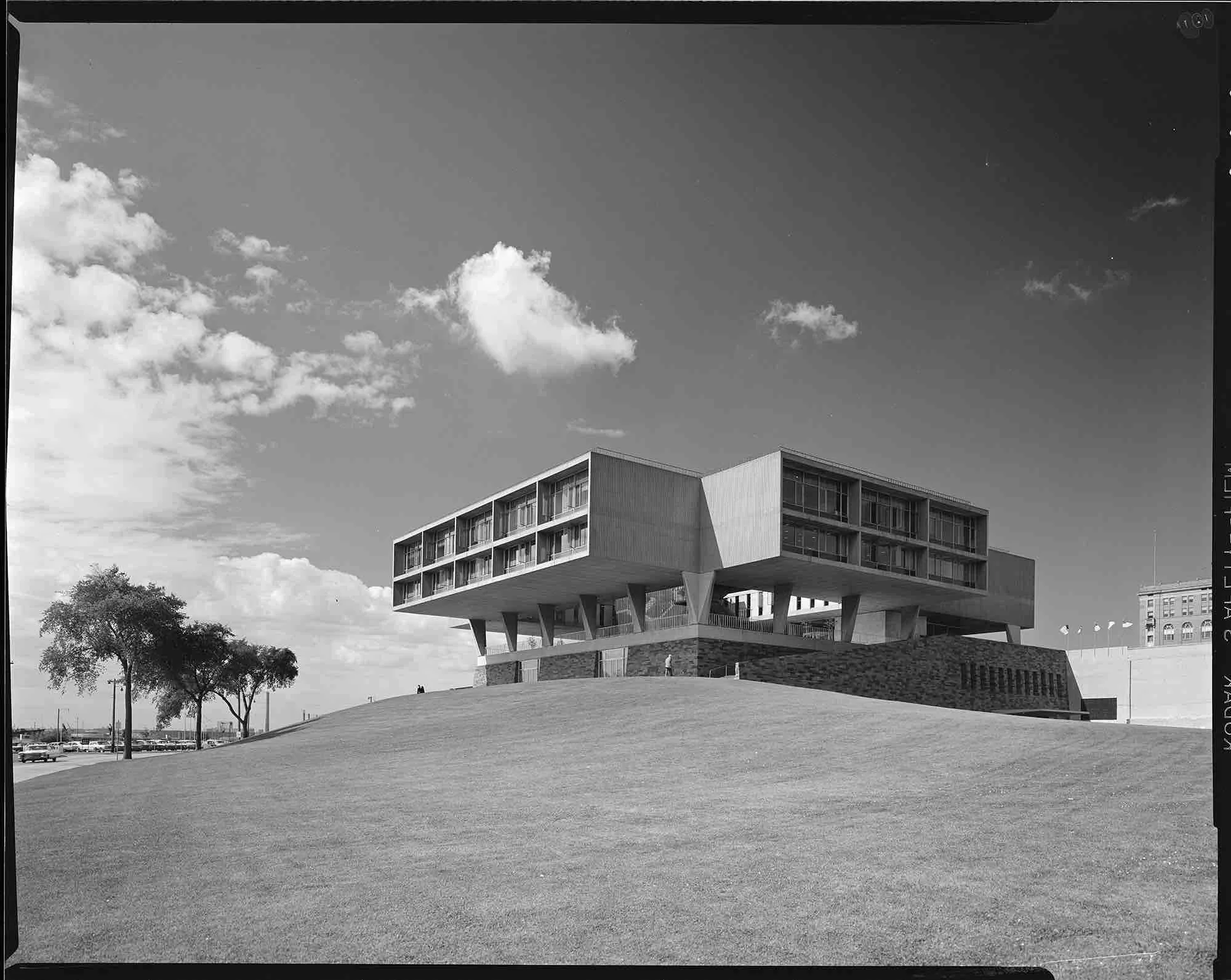 Eero Saarinen, Milwaukee County War Memorial (Milwaukee, WI) 1957