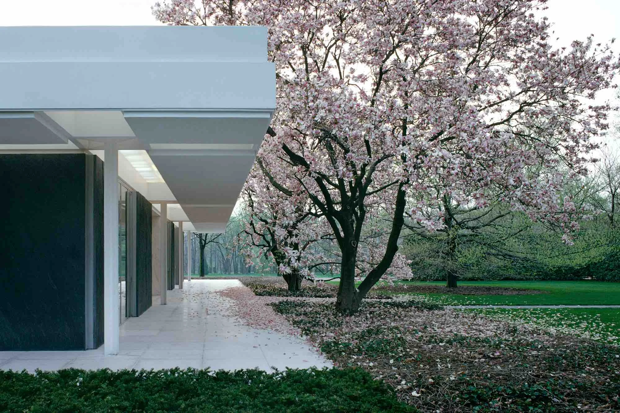 Eero Saarinen, The J. Irwin and Xenia Miller House (Columbus, IN) 1957