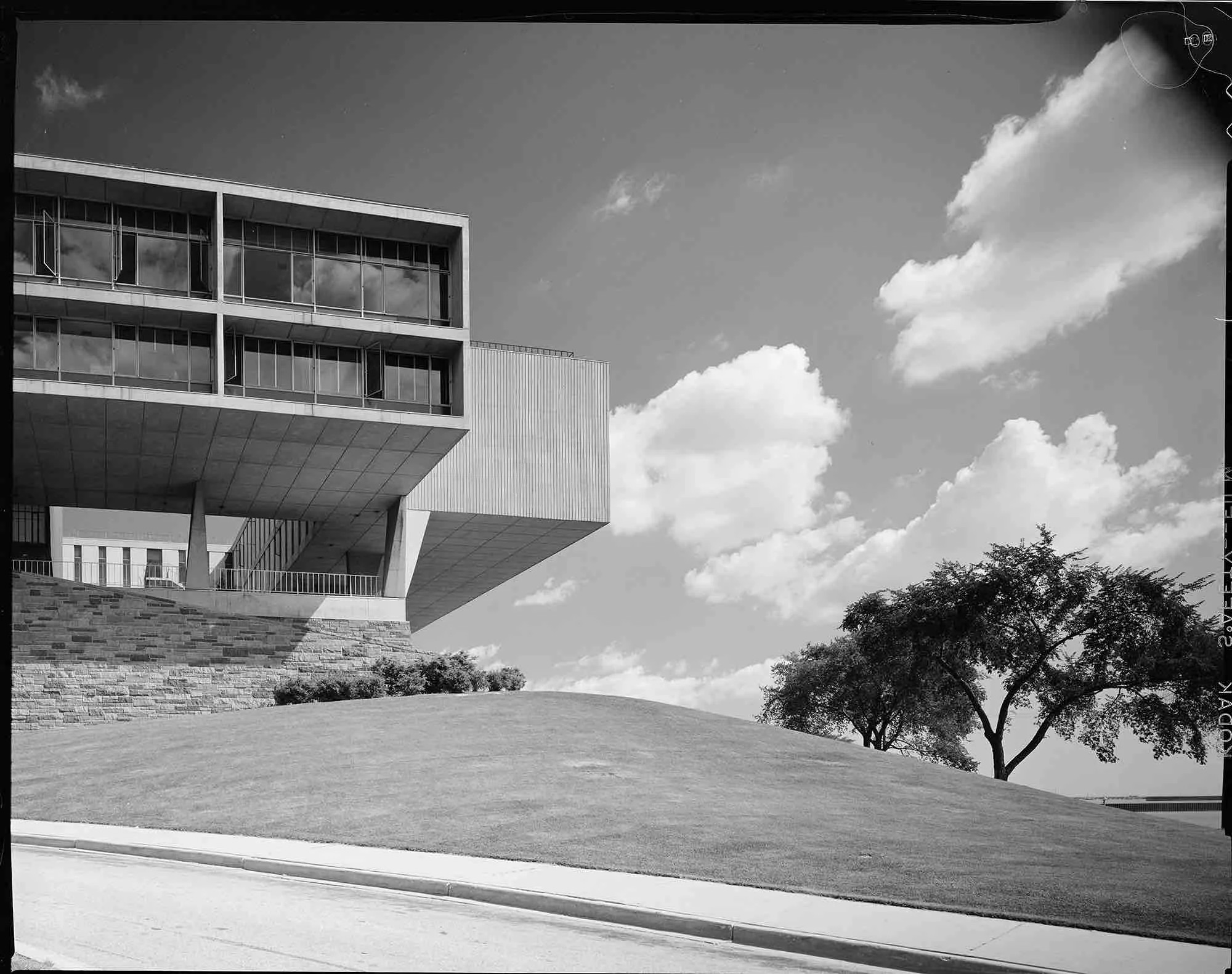 Eero Saarinen, Milwaukee County War Memorial (Milwaukee, WI) 1957