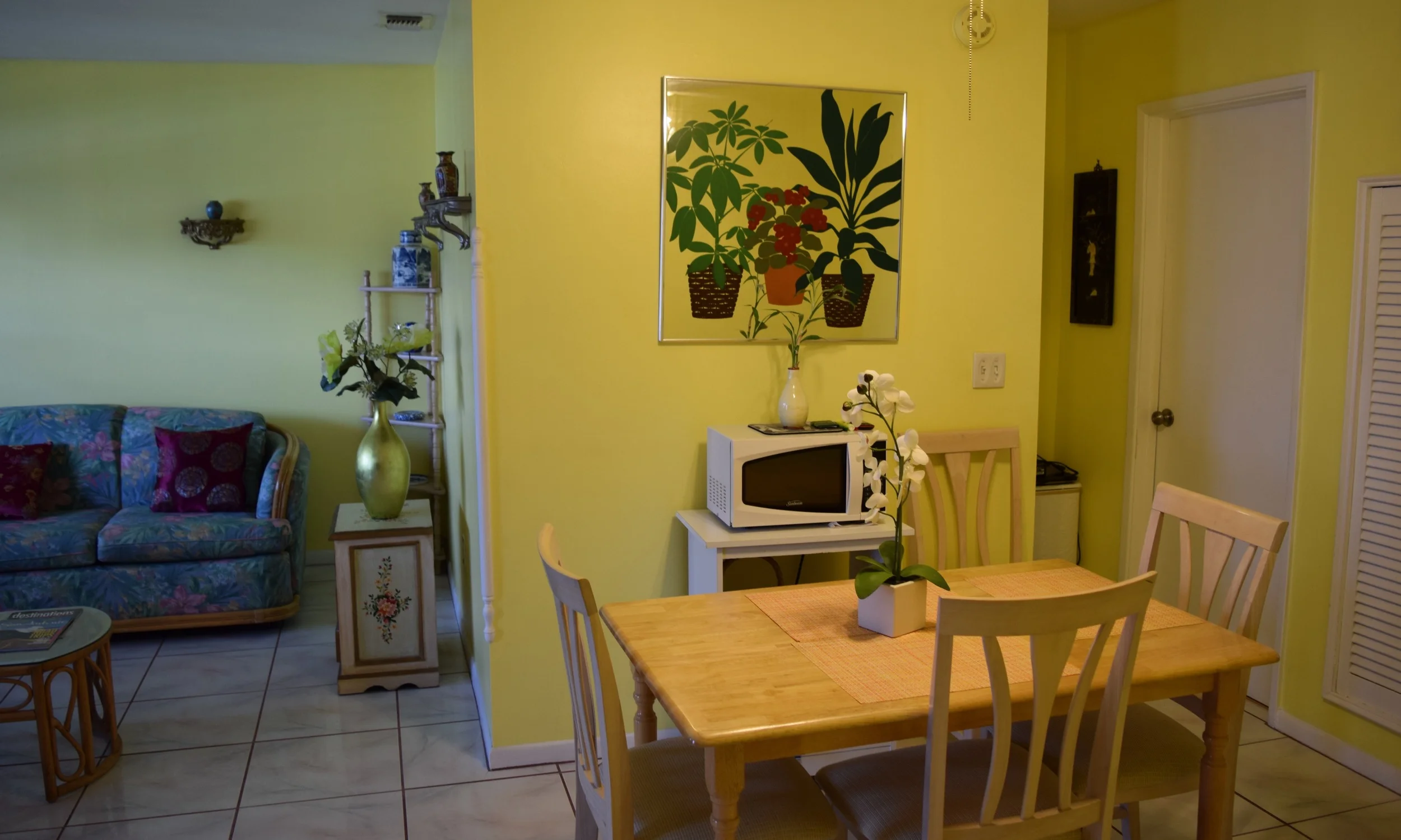 The yellow walls and decor was literally hurting my eyes!