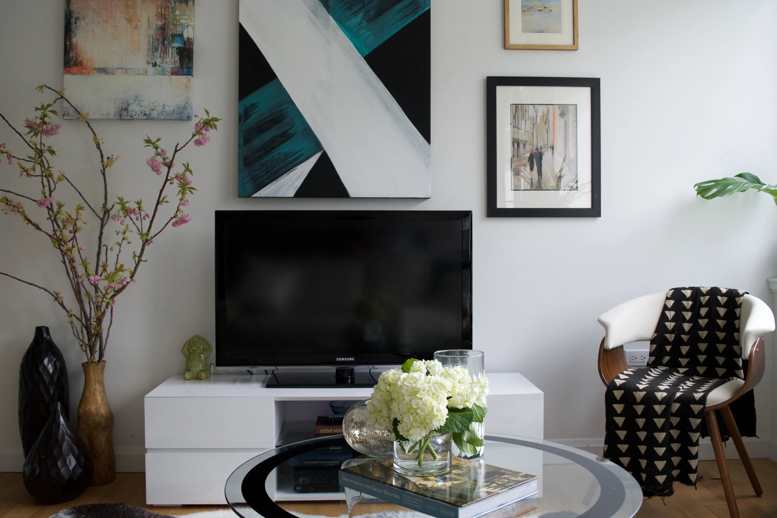 Studio Apartment, Feminine Design and Decor