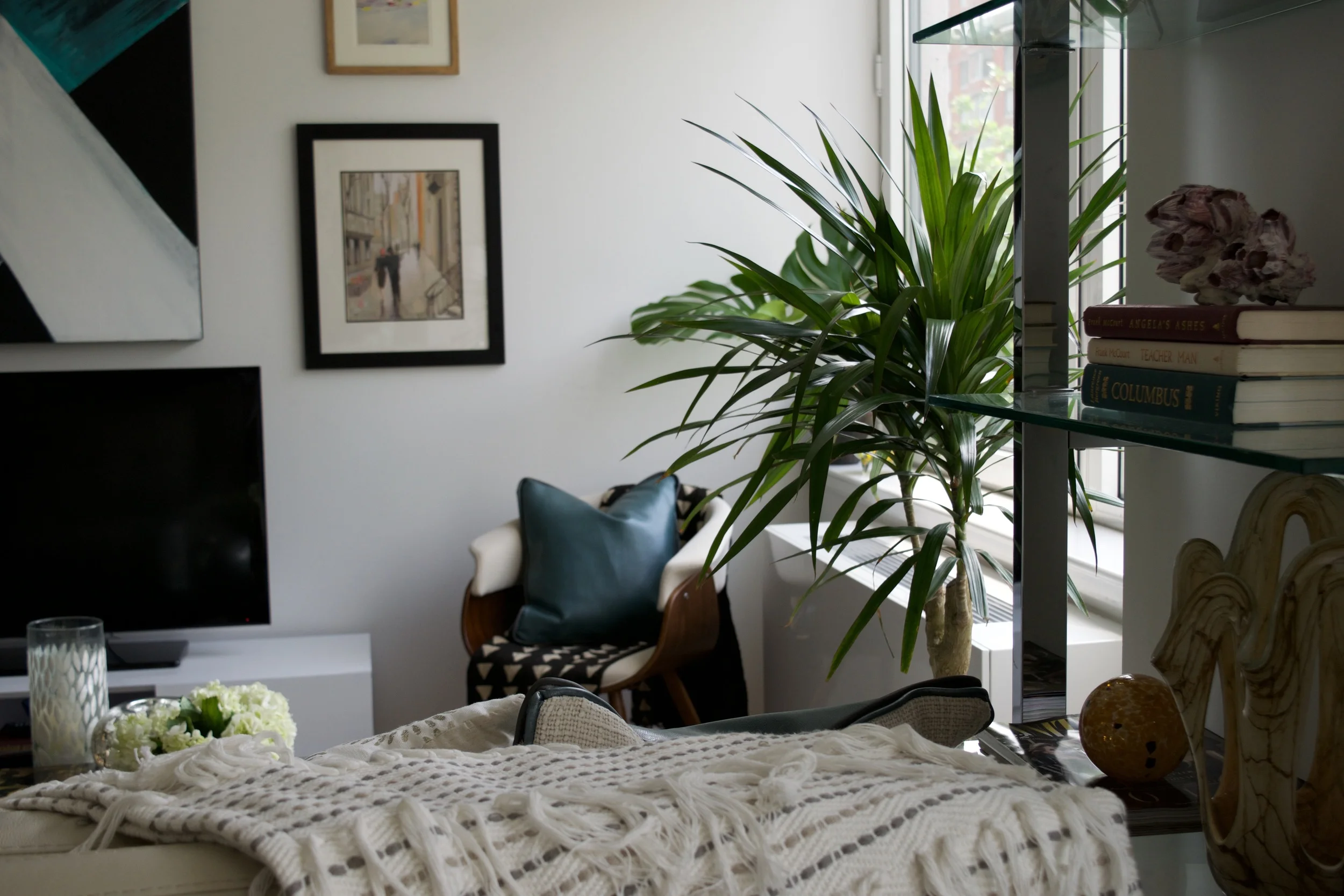 Studio Apartment, Feminine Design and Decor