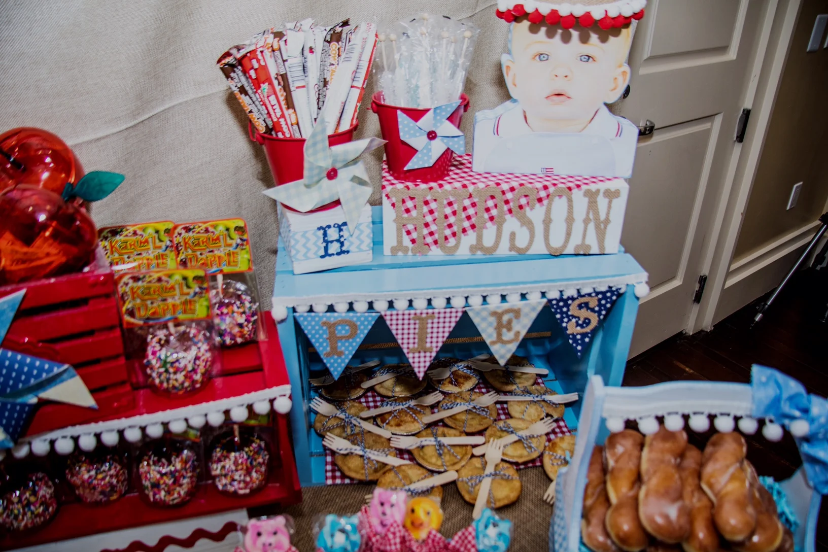 Umm, tiny applie pies, glazed donuts and candy apples? Yesssss!