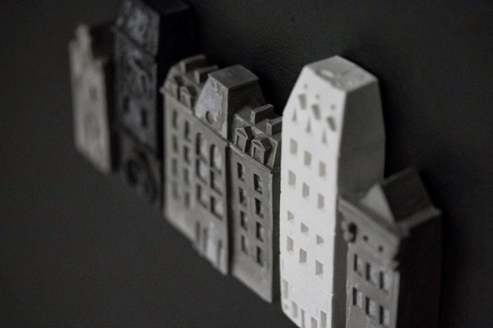 Laurie Poast. Cityscape, 2014. Porcelain wall hanging. 9 x 21 cm. 1.120 NOK. Sold.