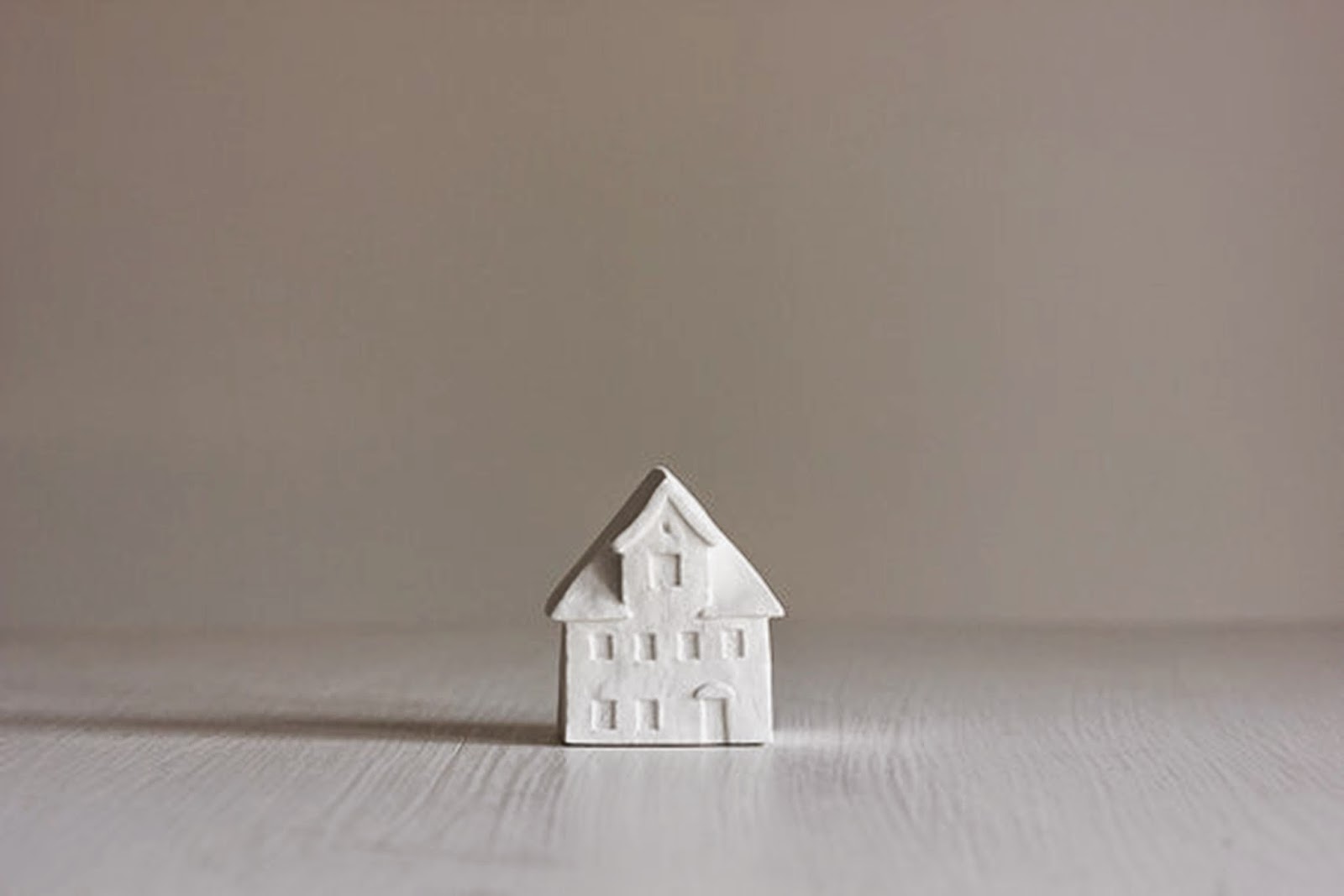 Laurie Poast. Norwegian House, 2012. Porcelain.