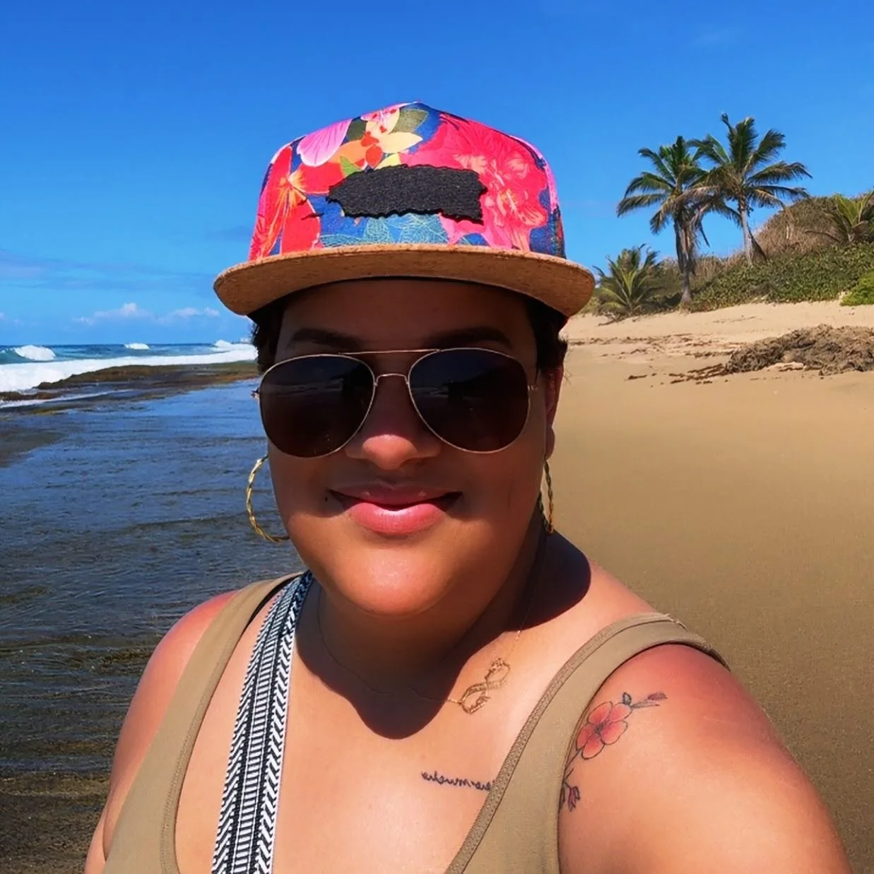 Had to buy a hat, because this Caribbean Ocean wind is no joke and had ya girl out here looking like a rooster 🐔 

Quiquiriqu&iacute; heffas