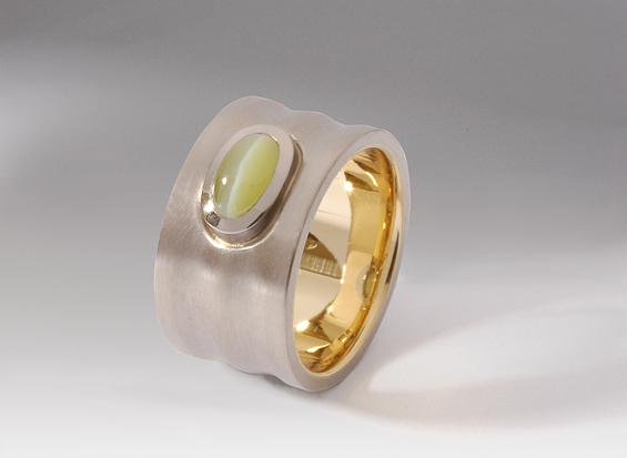  Ring in Weiss- und Roségold mit Chrysoberyll-Katzenauge 