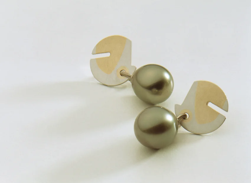 Ohrschmuck in Platin und Roségold mit Tahiti-Perlen