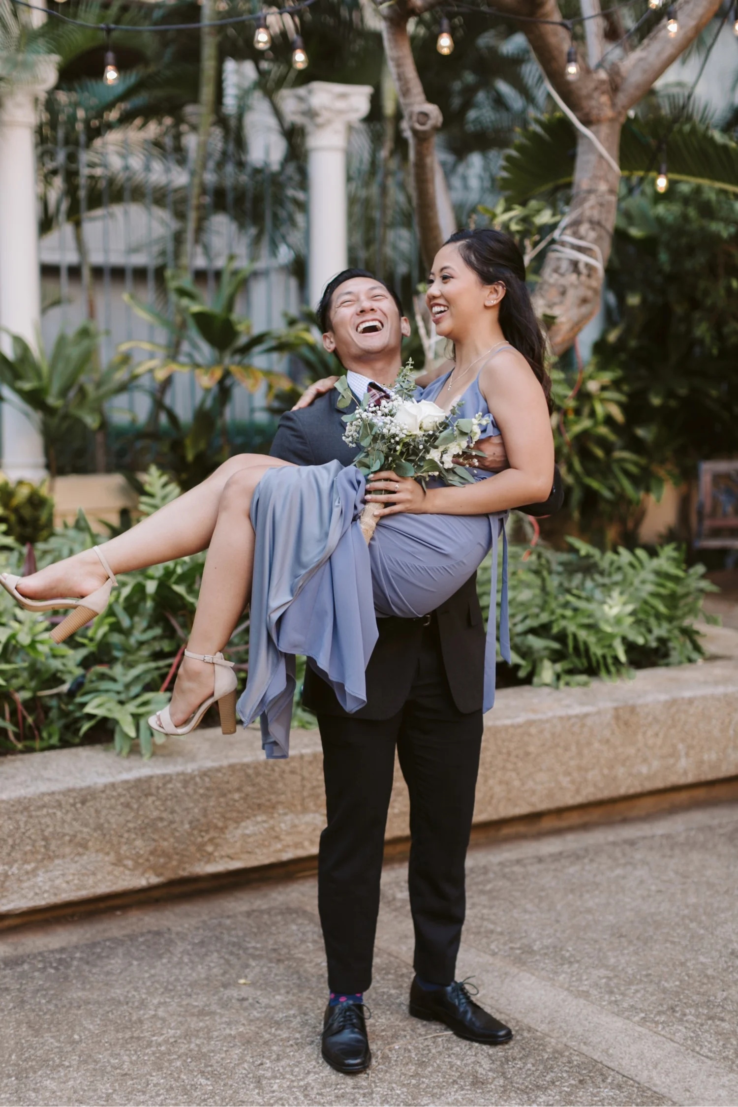 Guests_Julia_Hawaii_Bridesmaids_Honolulu_Wedding_Cafe_reception.jpg