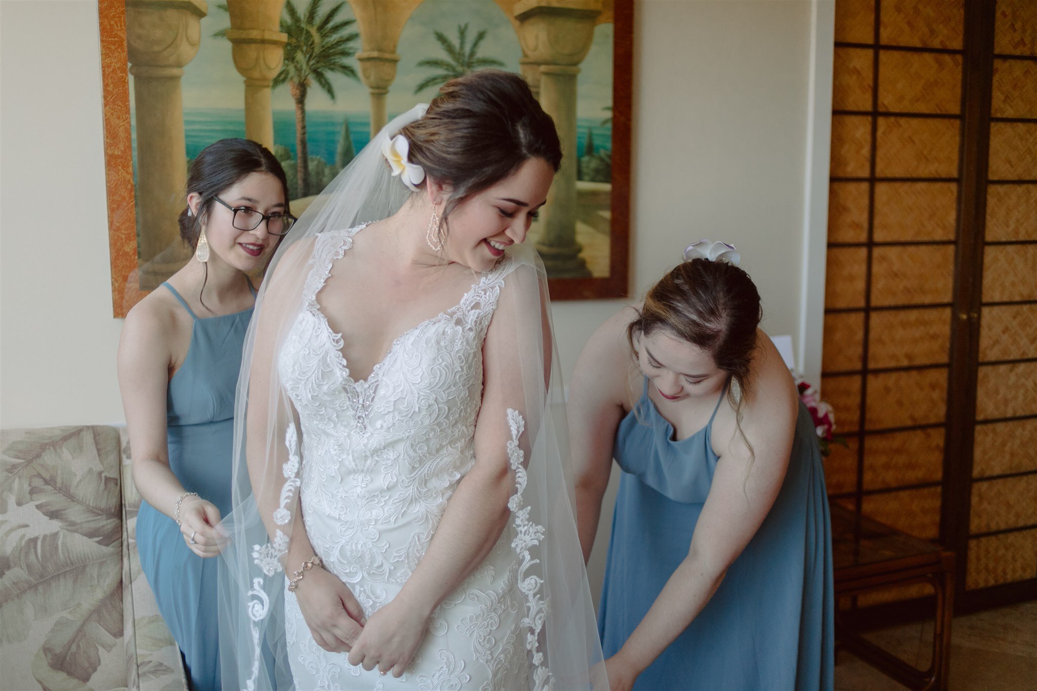 maui-wedding-bride-getting-ready-bridesmaids