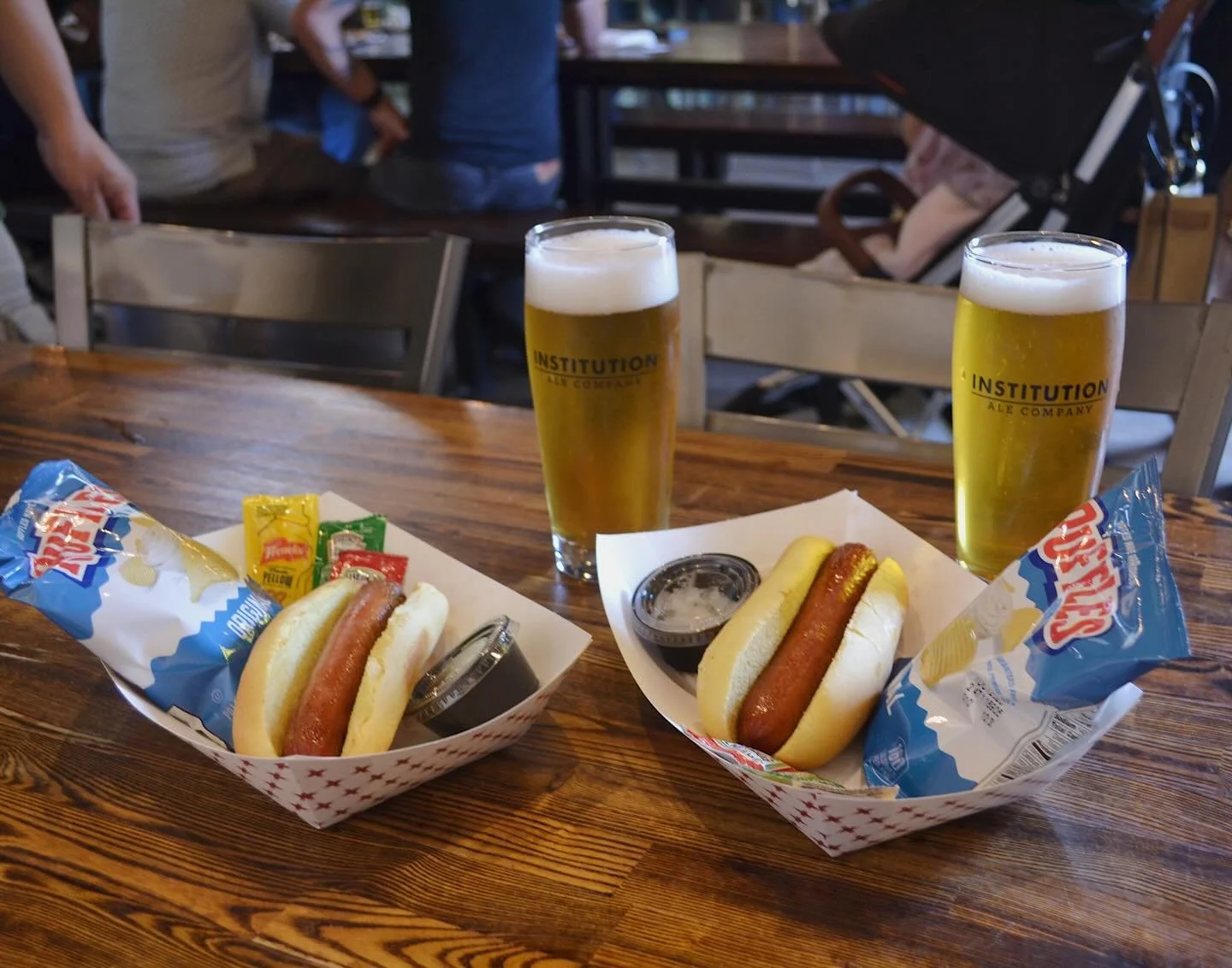 Tag who you&rsquo;re watching the Dodgers with ⚾️👇
Ballpark Combo is available during the game: 🌭 + 🍺 for $9.99.

#InstitutionAleCo