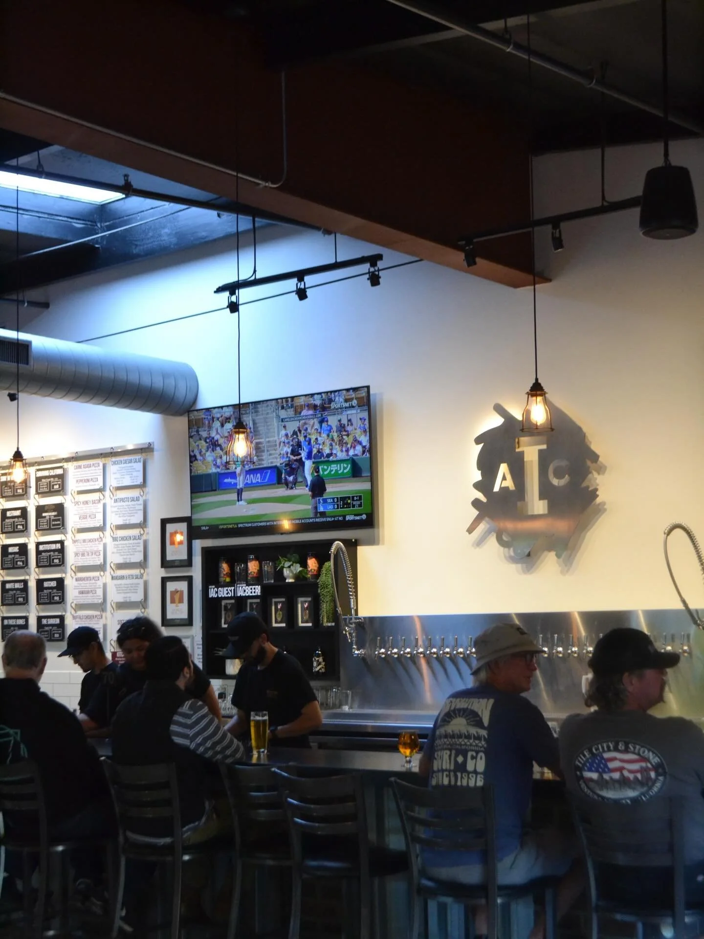 Easy Monday plans: Dodger game at 7:10pm ⚾️🌭 (ballpark combo available during the game)! Late night happy hour kicks in at 9pm 🍻🍷!

#InstitutionAleCo