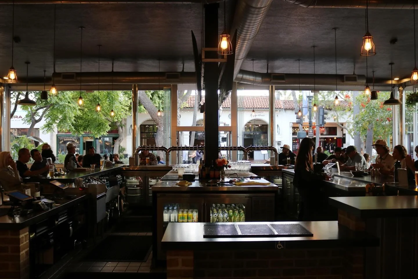 State St energy + a cold pint = your Friday plans

#InstitutionAleCoSb #StateStreet