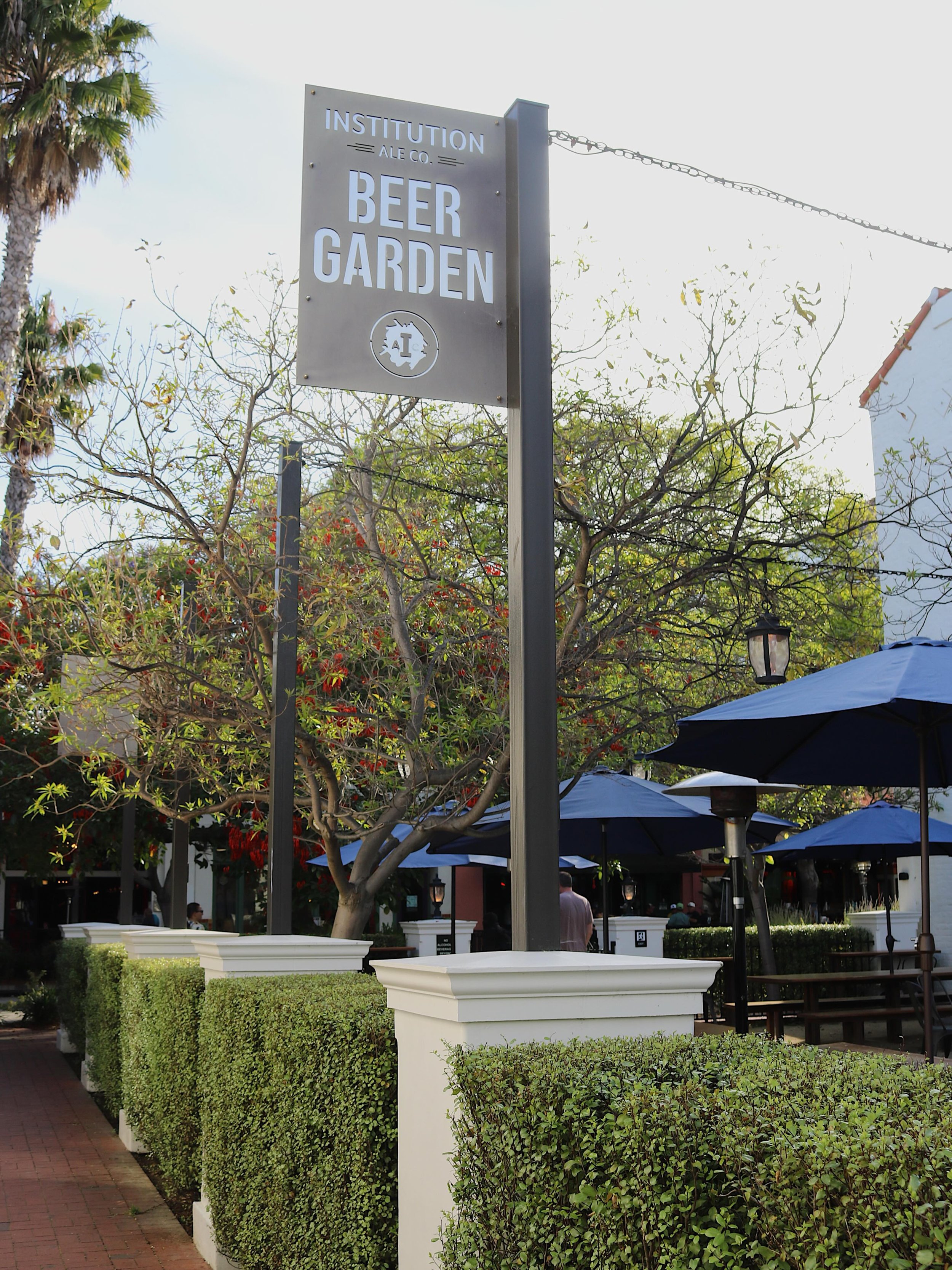 Meet us in the Beer Garden! Live music with @deltabythebeachofficial from 2-4pm, cold beer, and weekend vibes 🍻🎶☀️

#InstitutionAleCoSb #StateStreet