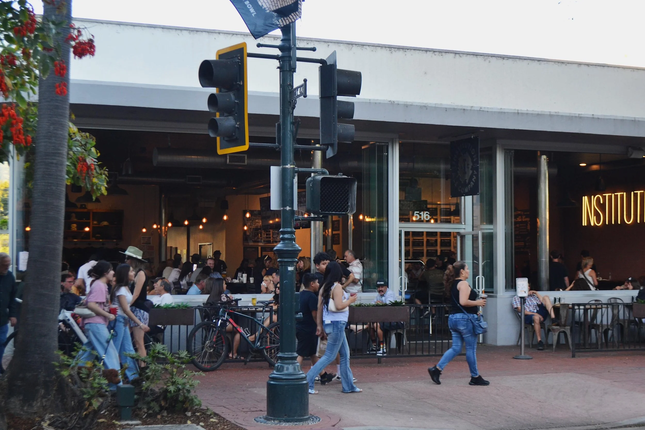 Cheers to the start of a long weekend 🍻

#InstitutionAleCoSb #StateStreet