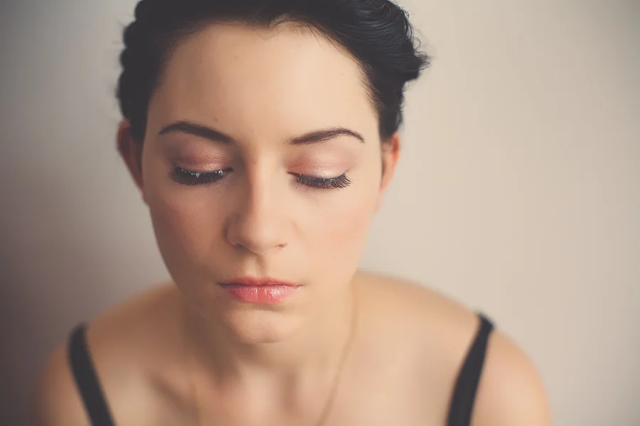 TUTORIAL • FALSE LASHES →