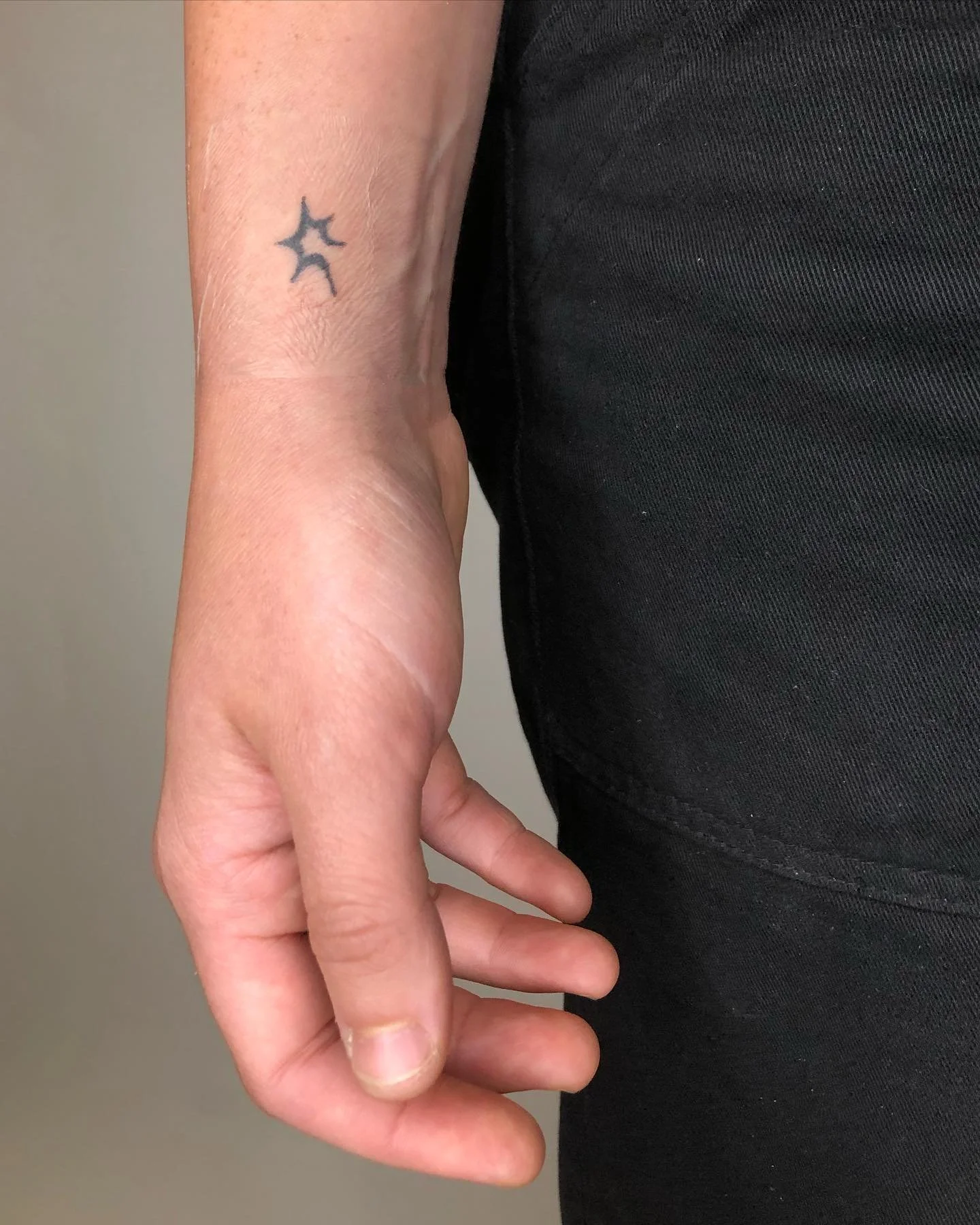 I&rsquo;m starting to tattoo!! Two hand poked little bursts for my love and star first client @bb___vivi - thanks for trusting me and thanks to @mel.honeypokes for being the greatest teacher ✨

I want to do more sooo hit me up if you want something a