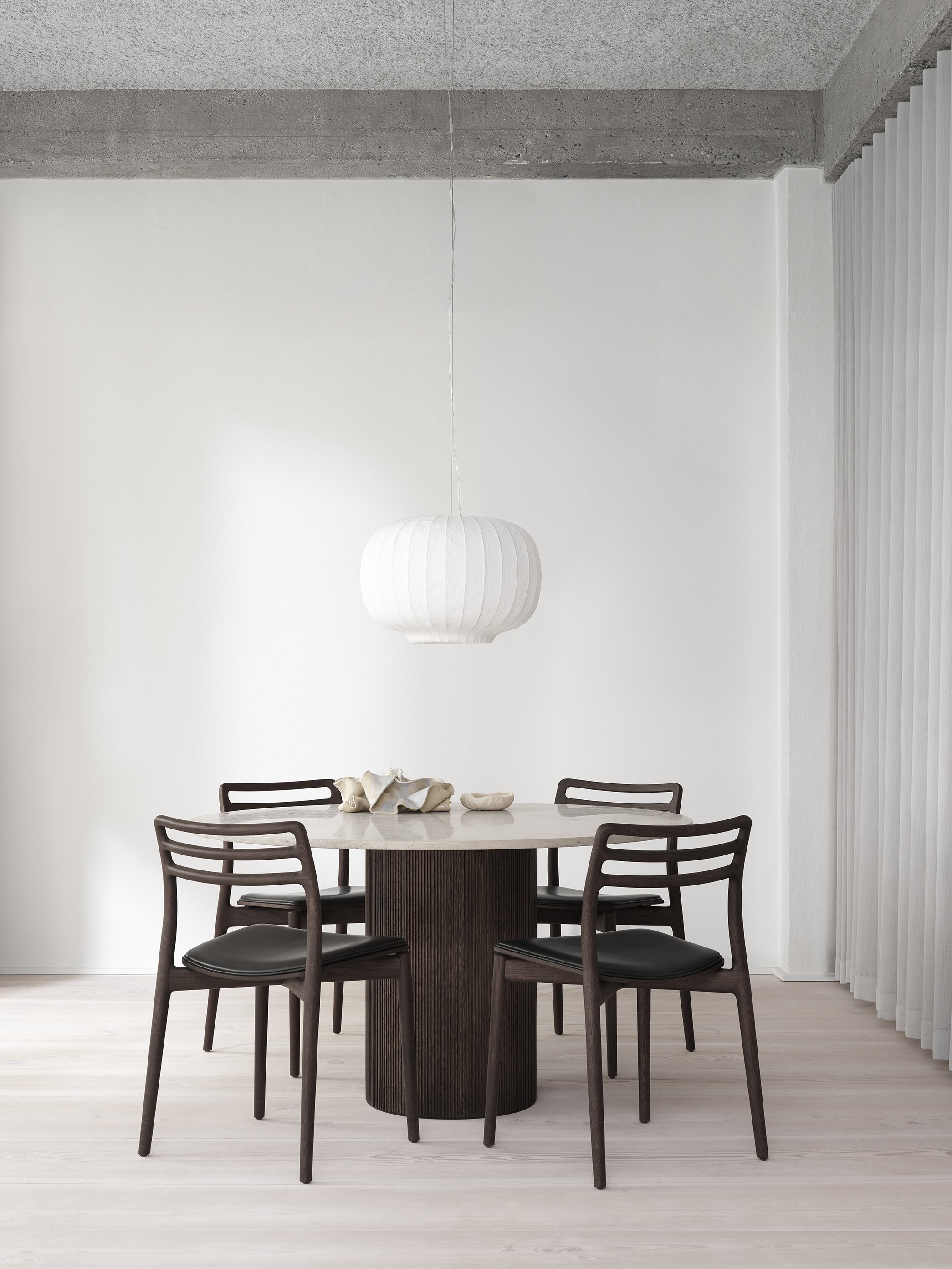 vipp-494-481-cabin-round-table-chair-darkoak-01.jpg
