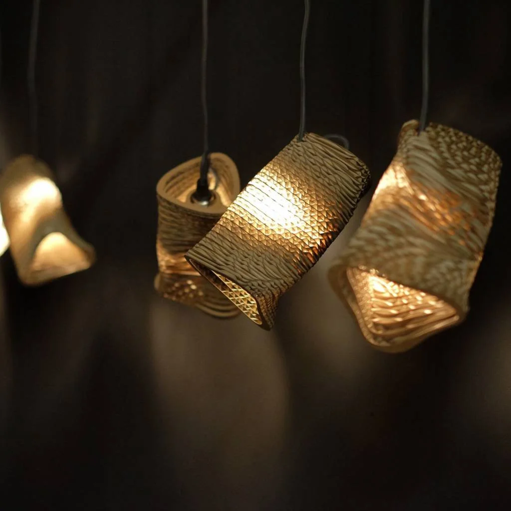 graypants-moa-linear7-hanging-lamp-brown-15x126cm.jpg