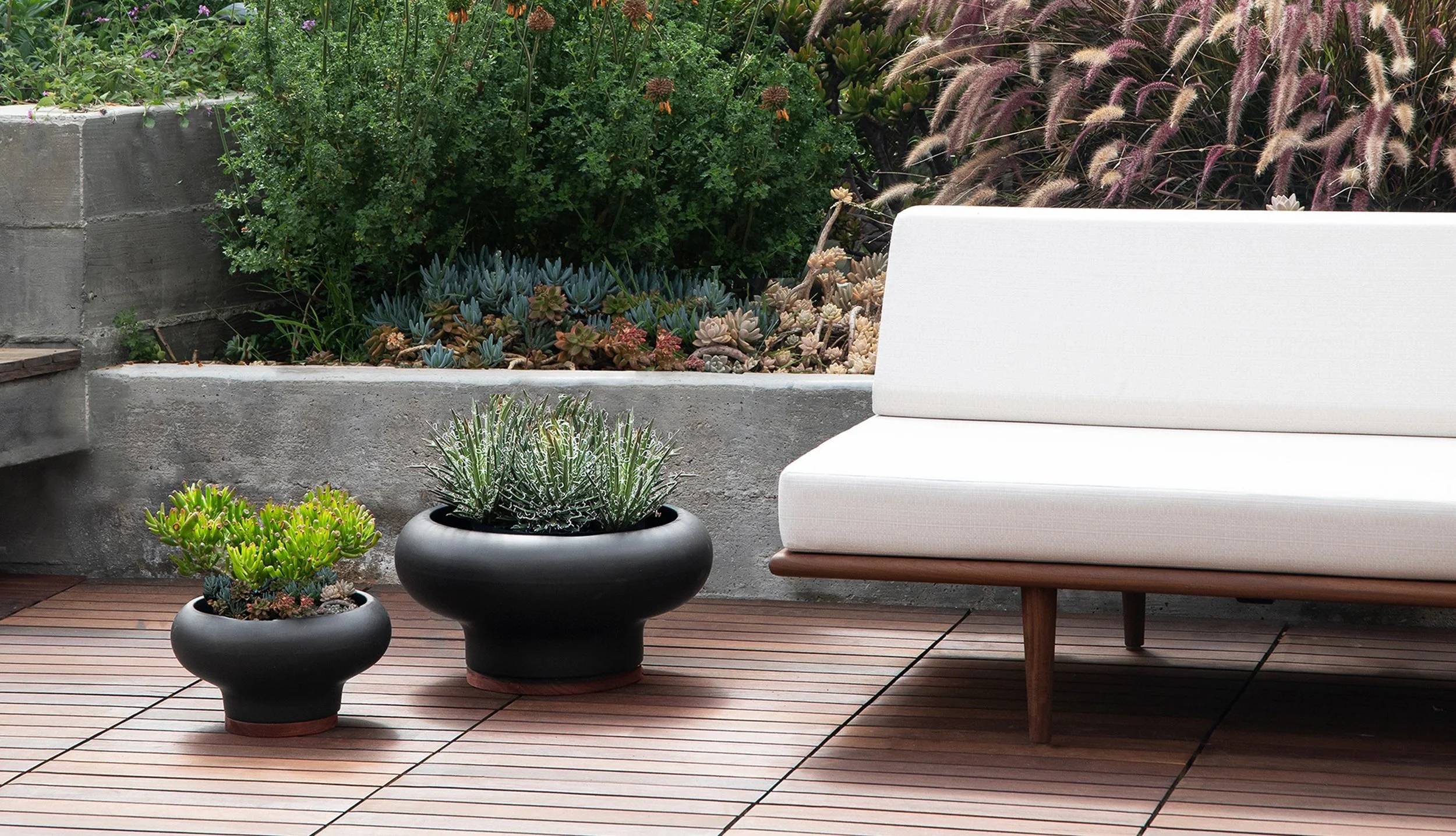arroyo-black-ceramic-modernica.jpg