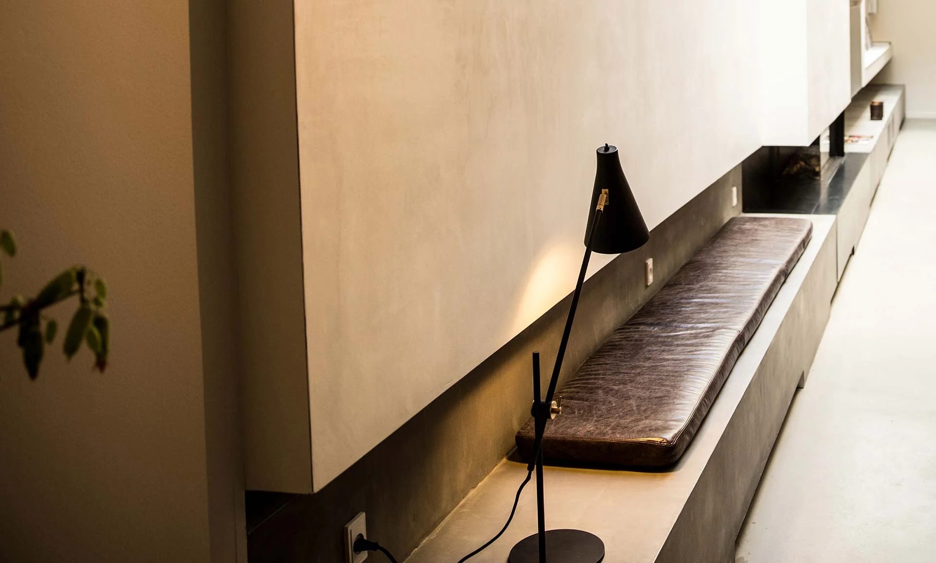 RUBN-table-lamp-hunter-SP34-hotel-concrete-bench-leather-pillow.jpg