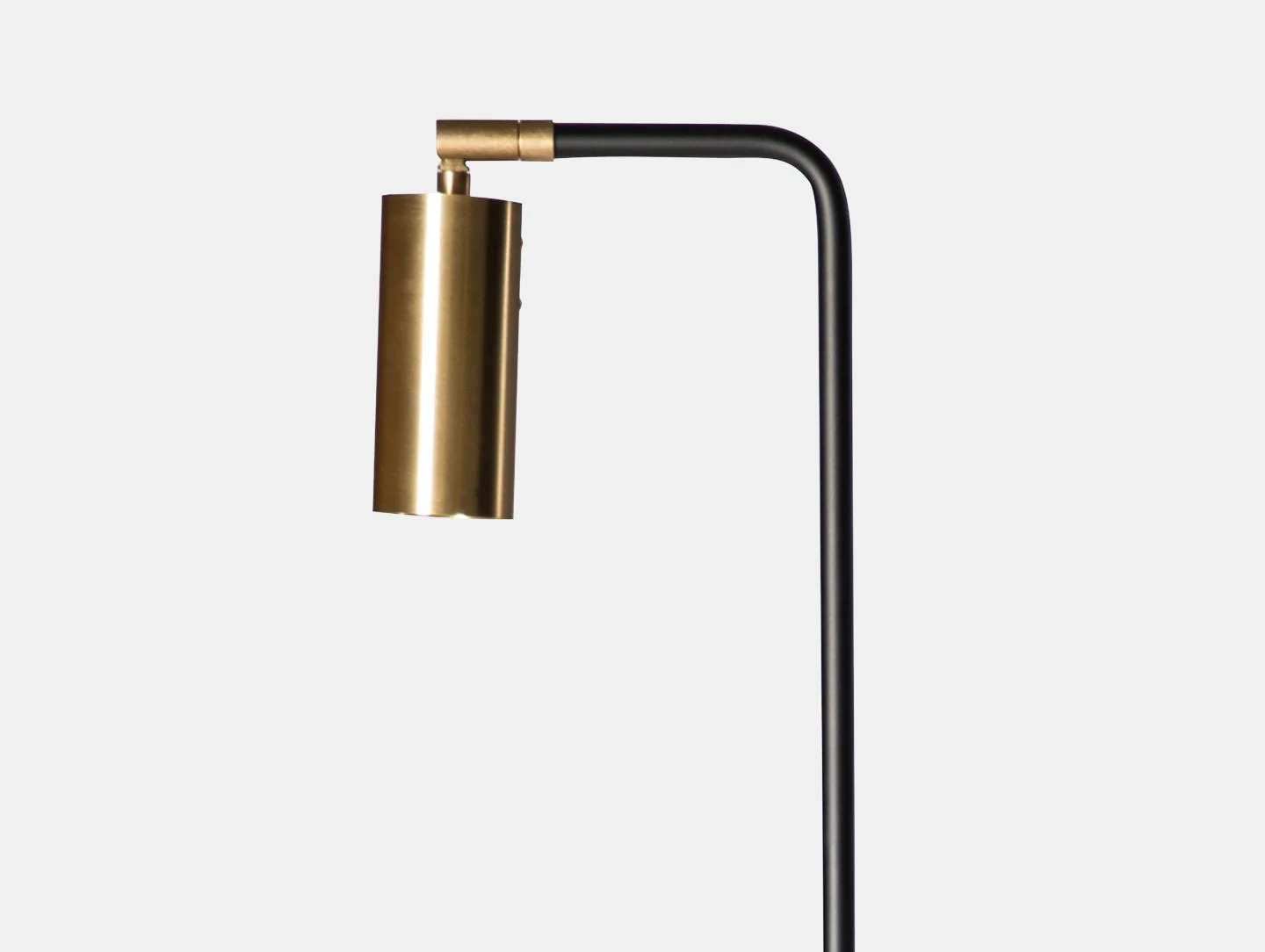 Rubn-Lektor-Floor-Light-black-brass-detail-Niclas-Hoflin.jpg