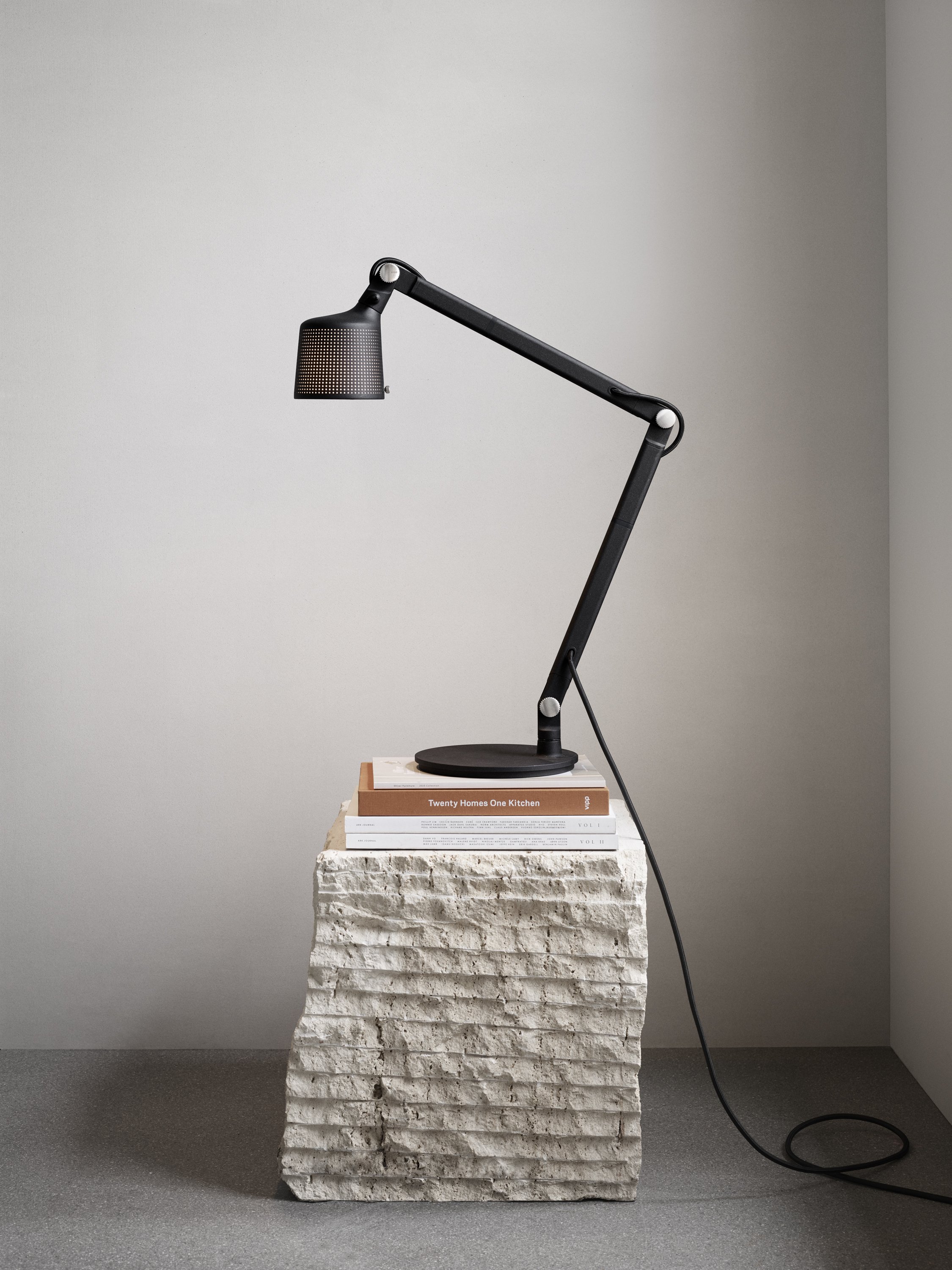 vipp521-desk-lamp-01-low.jpg