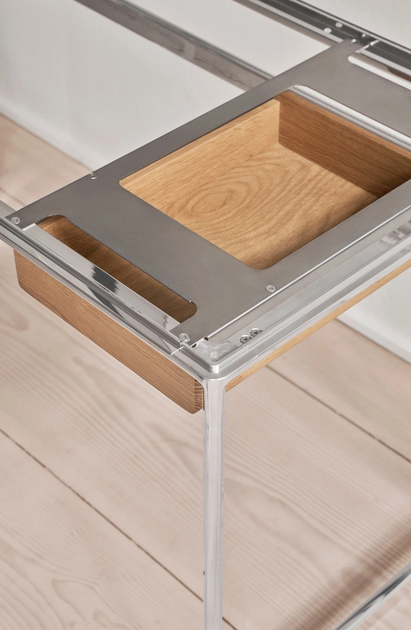 vipp-89D4-drawer-studio-desk-light-oak-detail-01.jpg