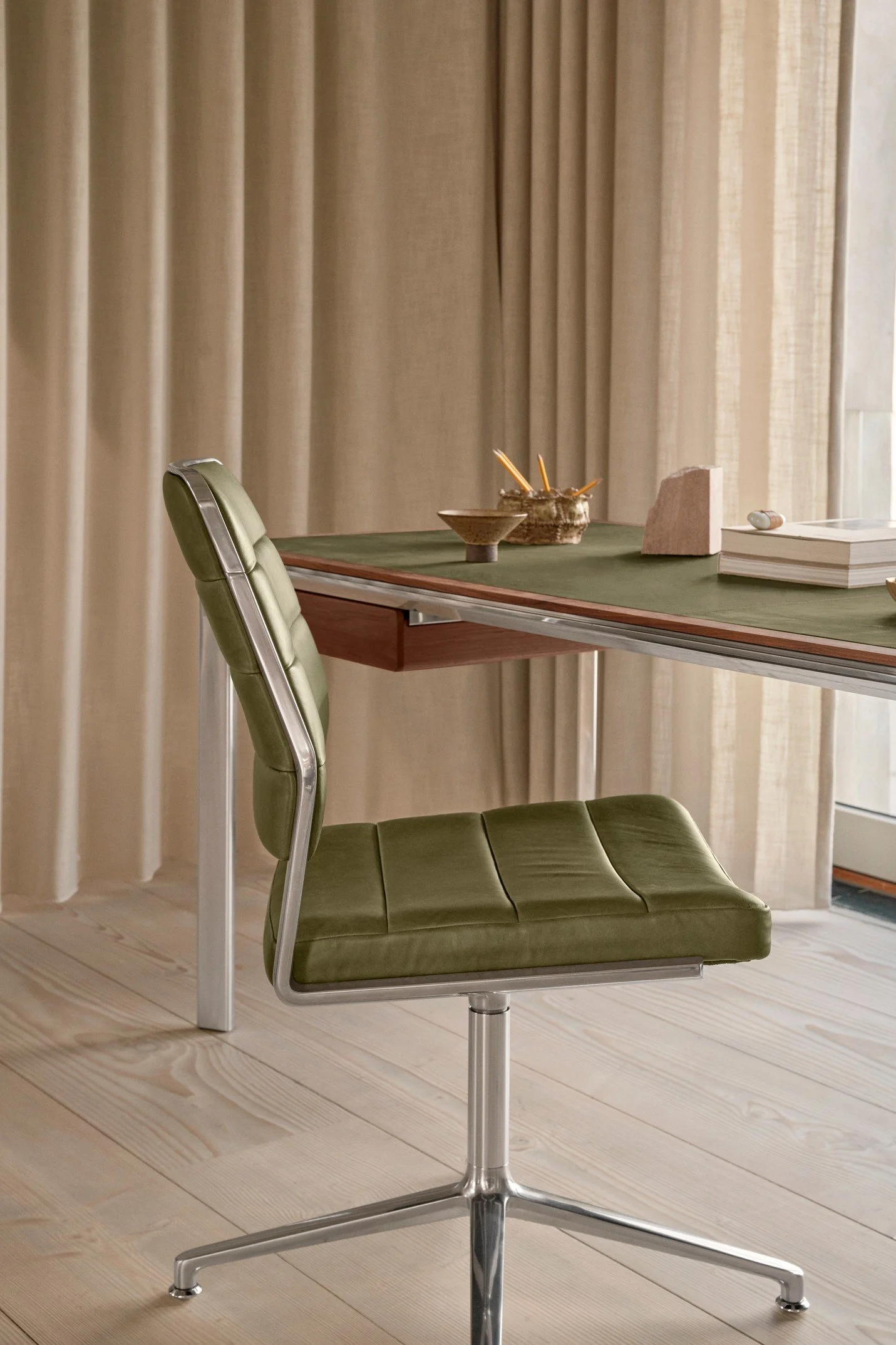 vipp-454-swivel-chair-alu-bosco-green-gliders-05.jpg