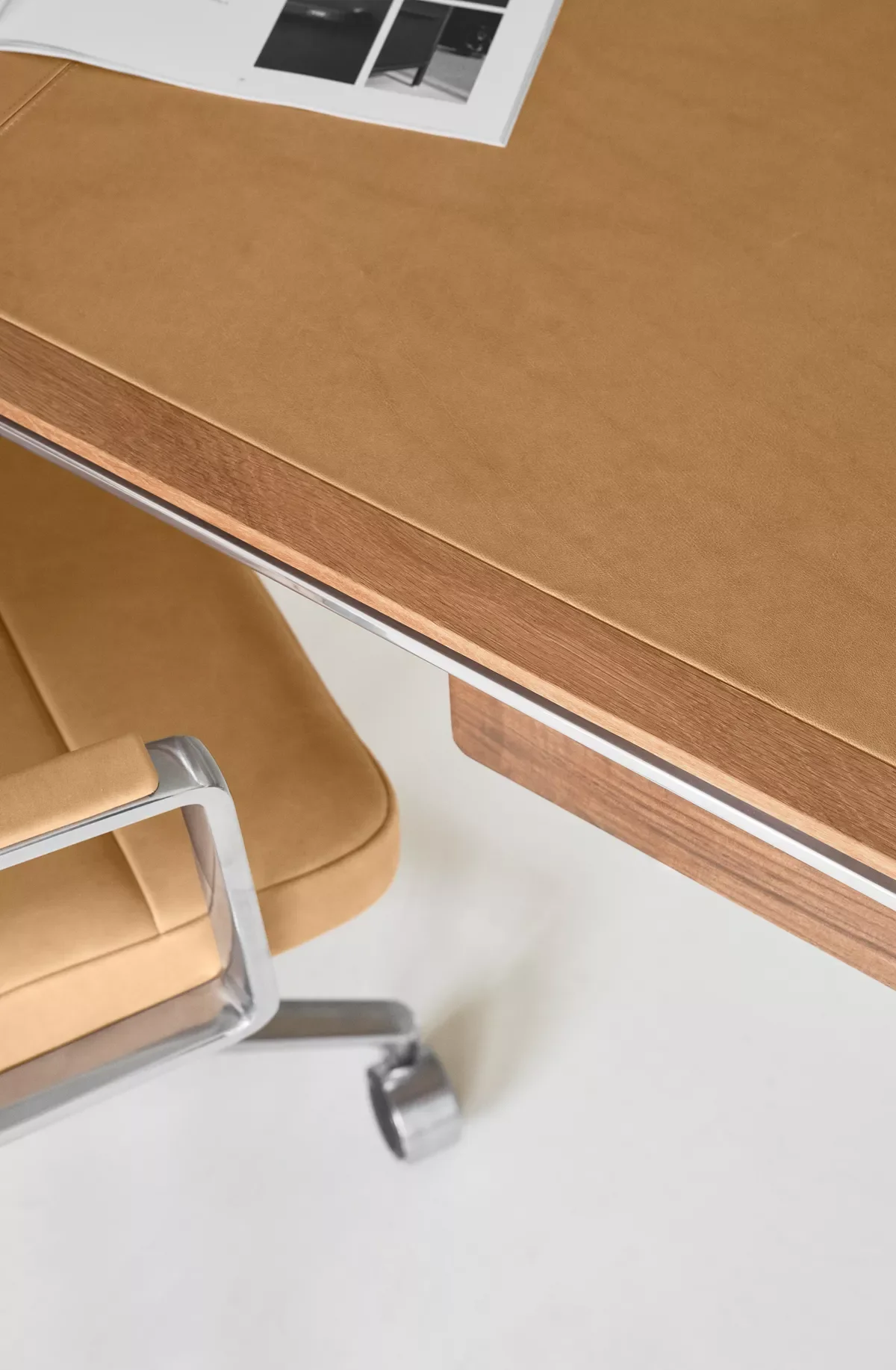vipp-432-work-desk-camel-leather-detail-02.jpg.webp