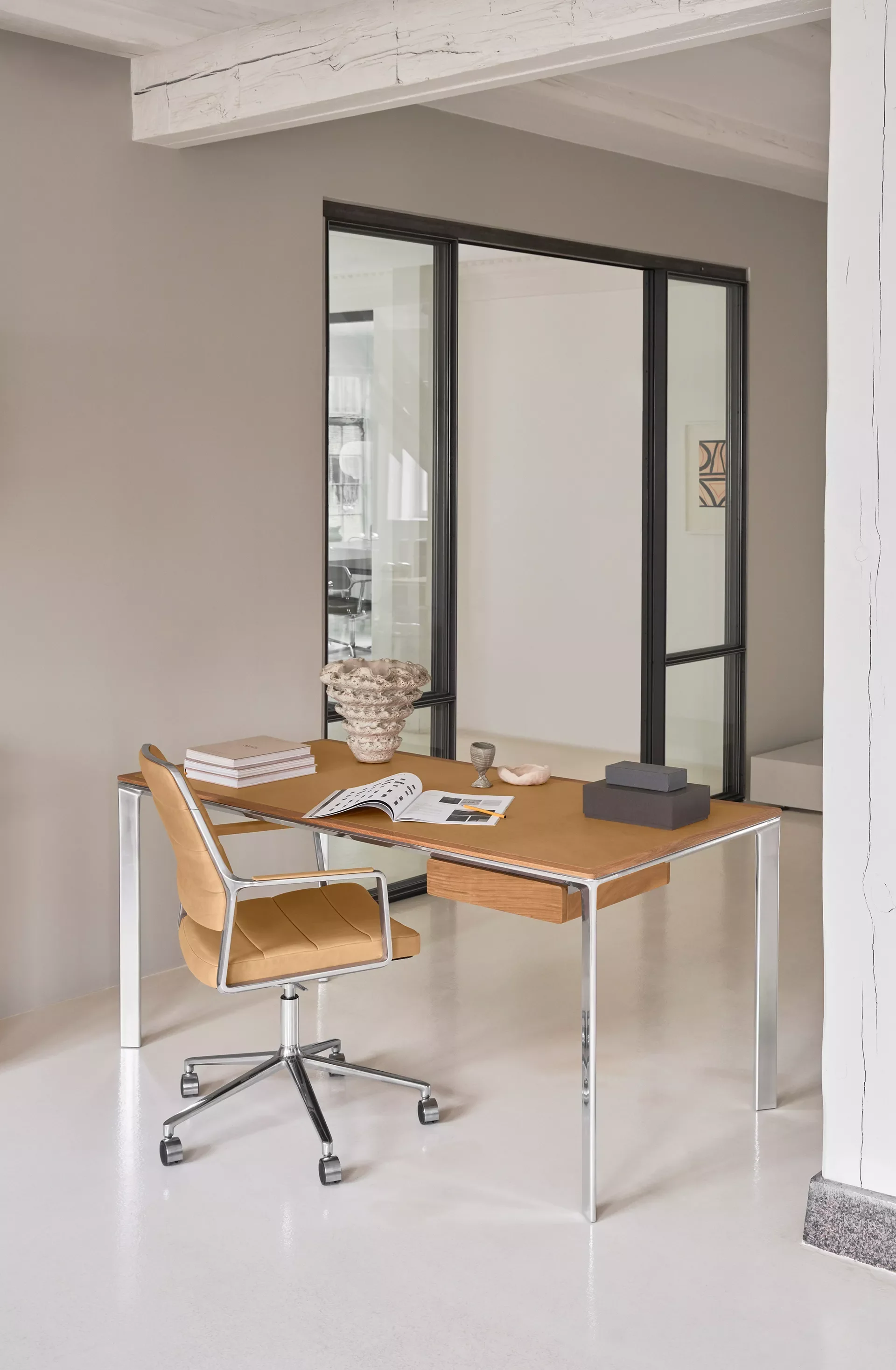 vipp-432-work-desk-camel-leather-01.jpg.webp