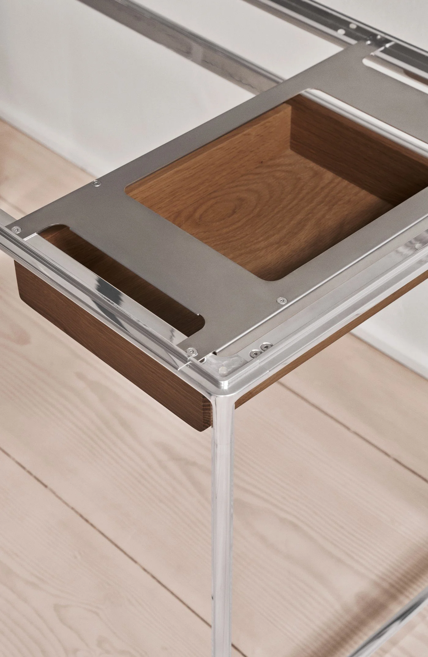 vipp-89D4-drawer-studio-desk-dark-oak-detail-01.jpg