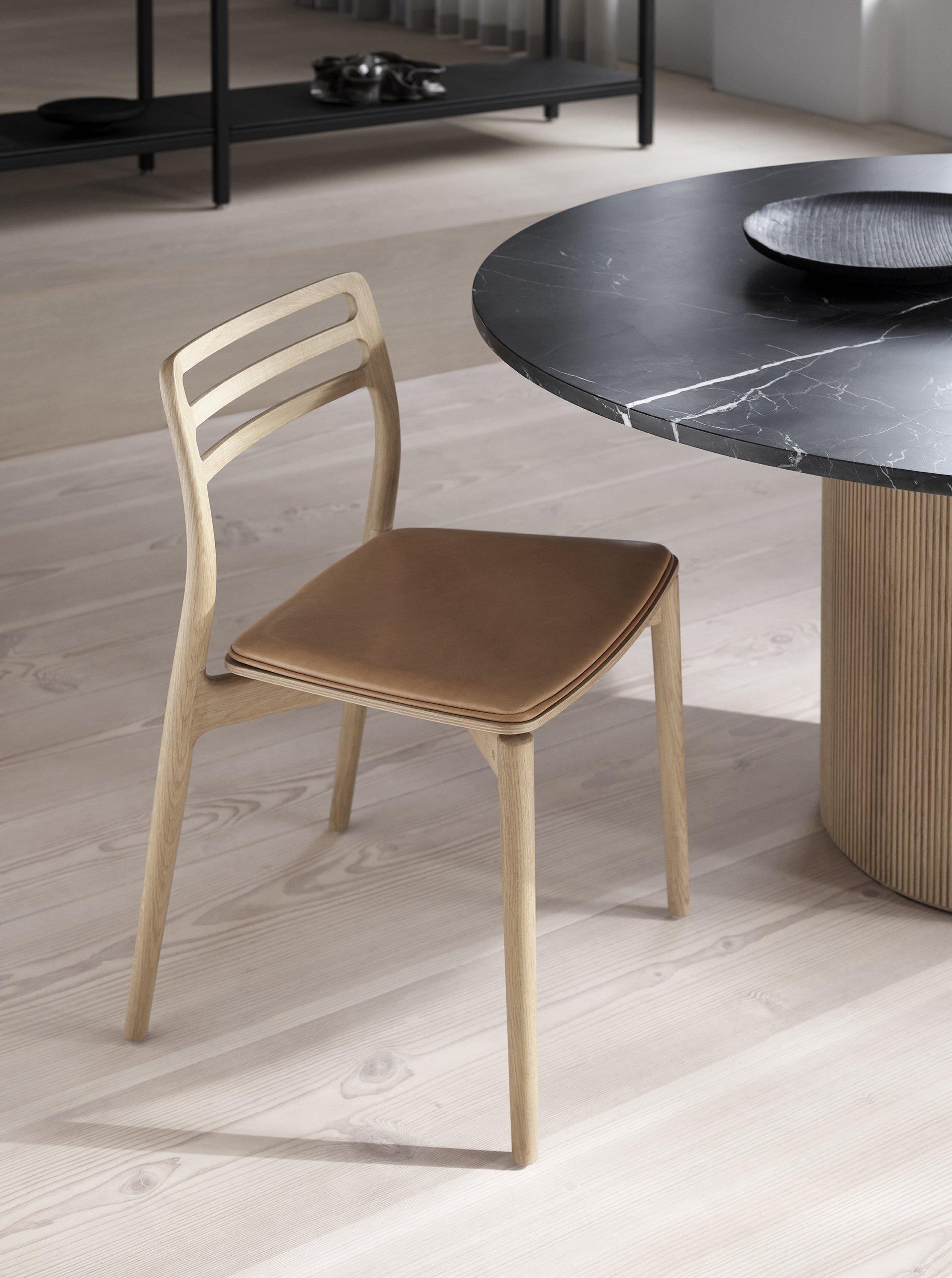 vipp-494-481-cabin-round-table-chair-grey-lightoak-01.jpg