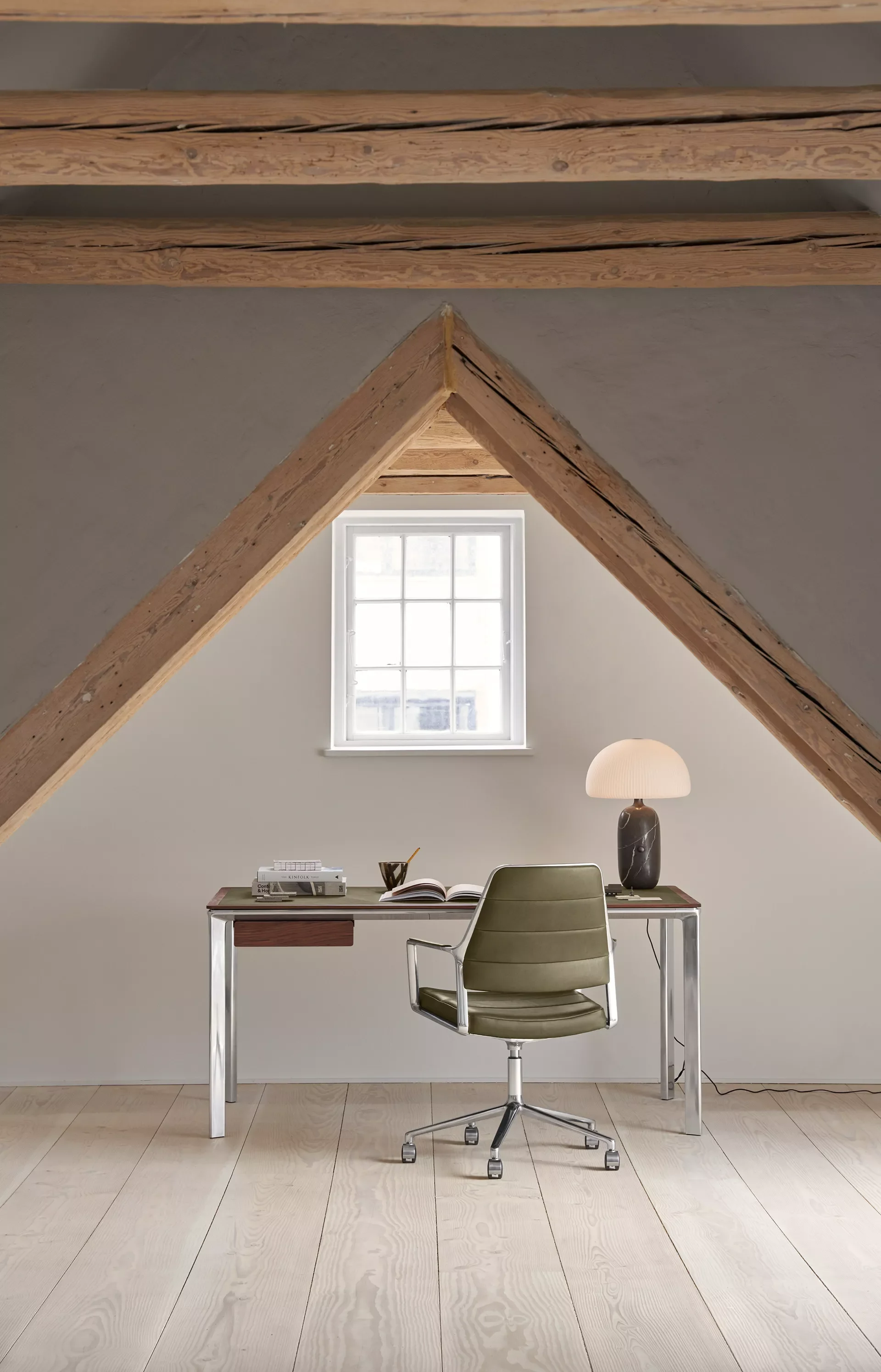 vipp-432-work-desk-bosco-green-leather-01.jpg.webp