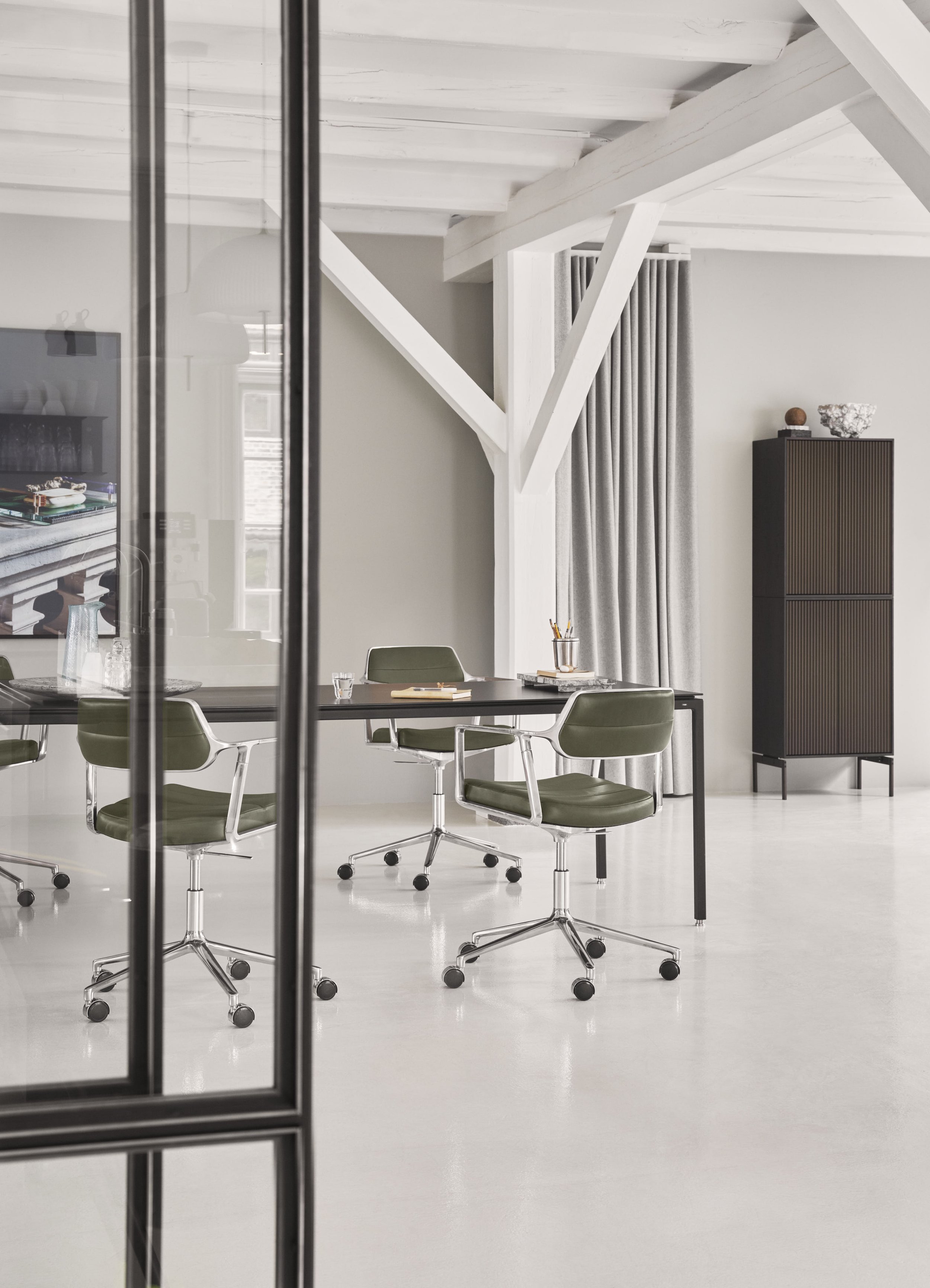 vipp-453-swivel+-bosco-green-conference-01.jpg