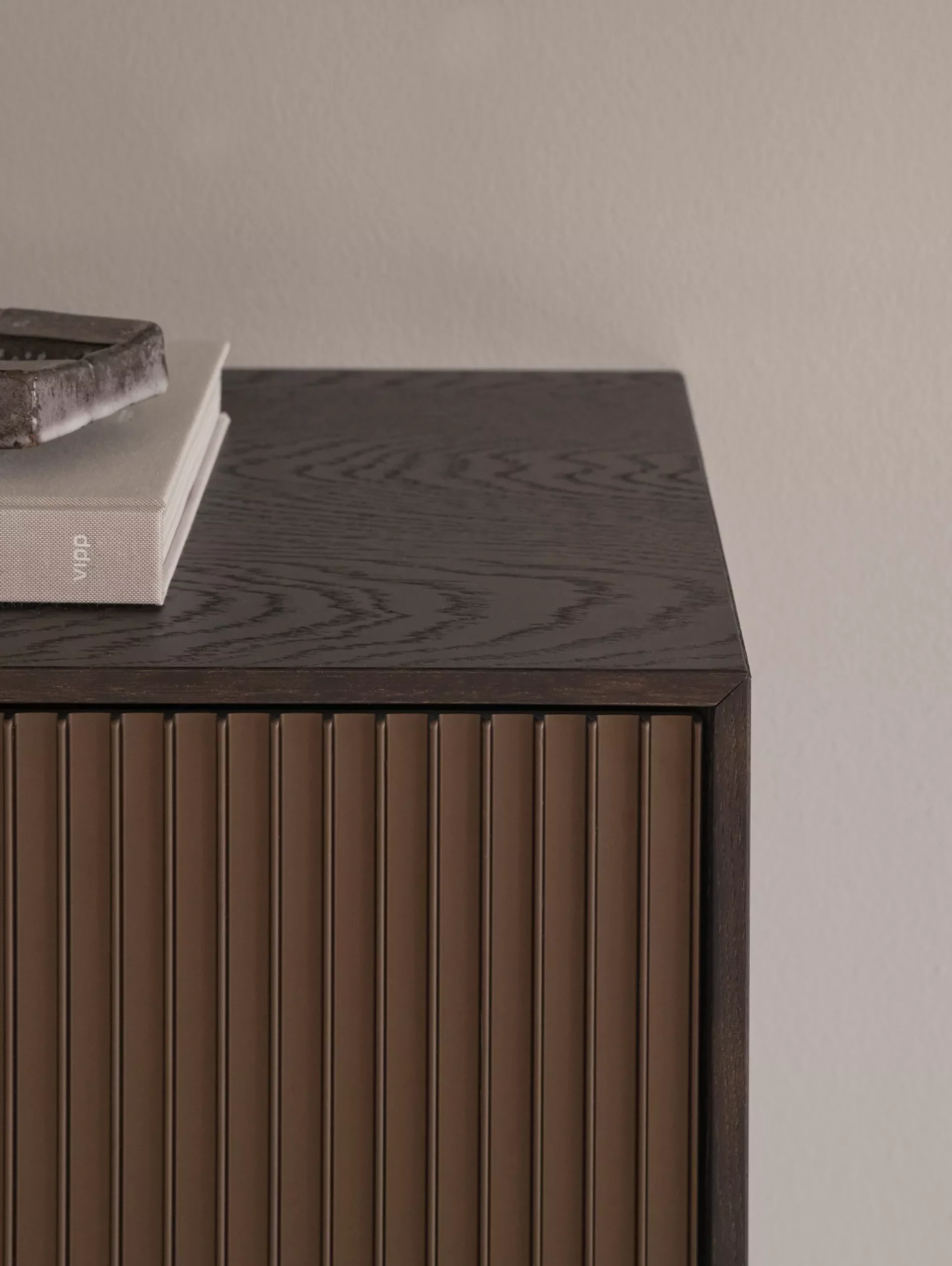 vipp-675-cabinet-system-darkoak-detail-03.jpg.webp