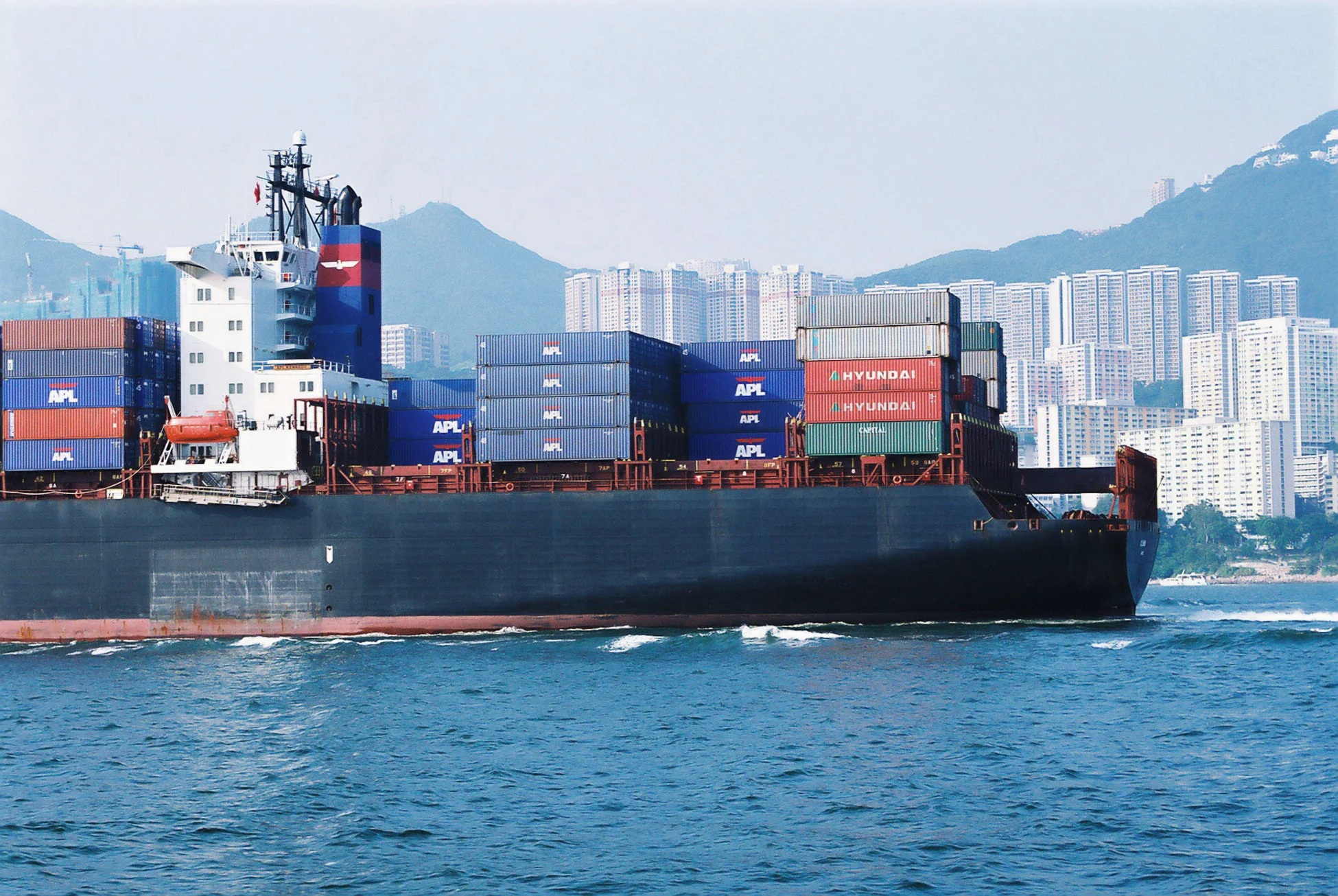 container-ship-in-hong-kong-1495556.jpg