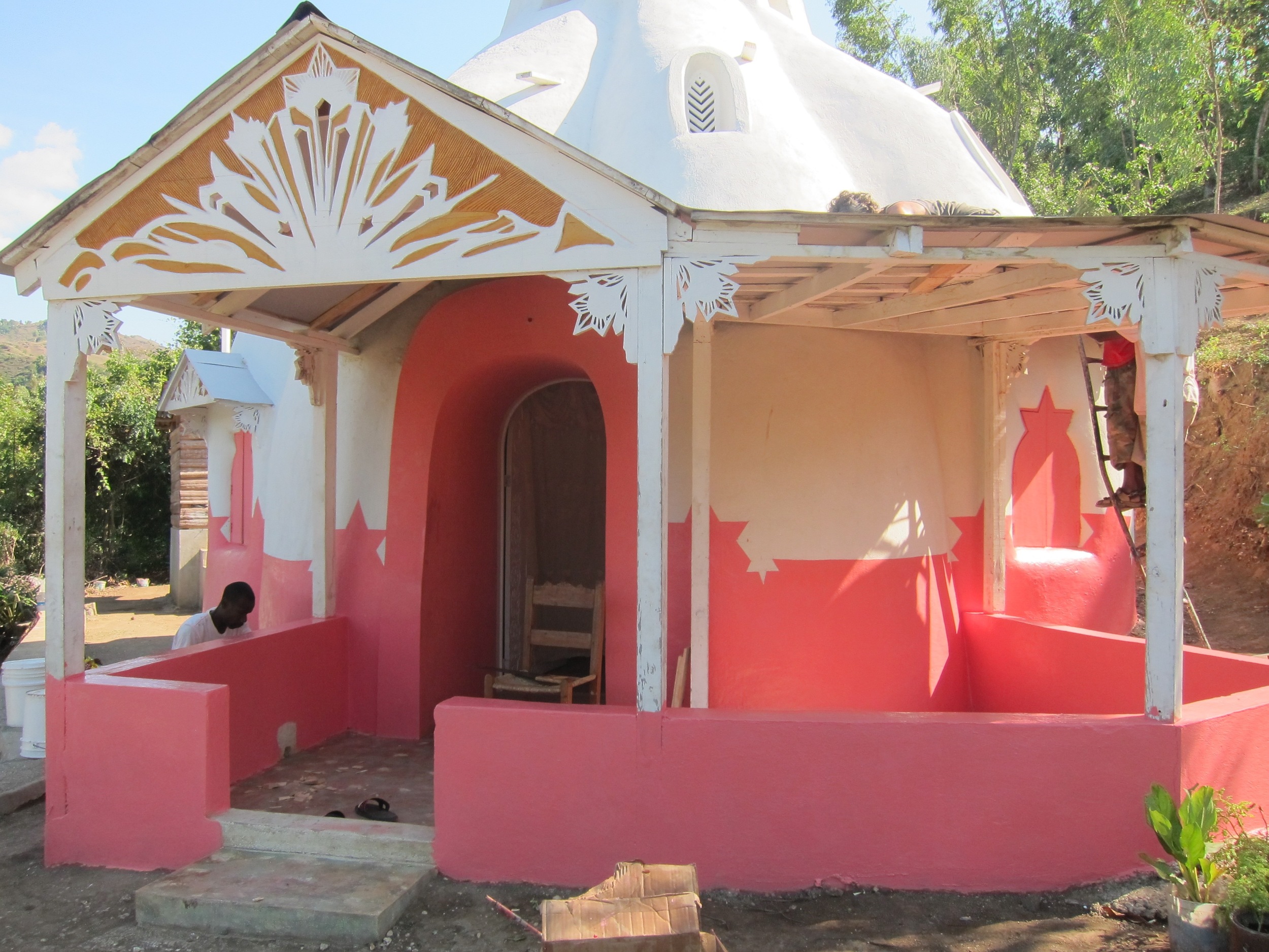  A building constructed as part of the Konbit Shelter Project, a comprehensive and locally sustained community building initiative in post-earthquake Haiti. ( Photo : Tod Seelie) &nbsp;&nbsp; &nbsp; 