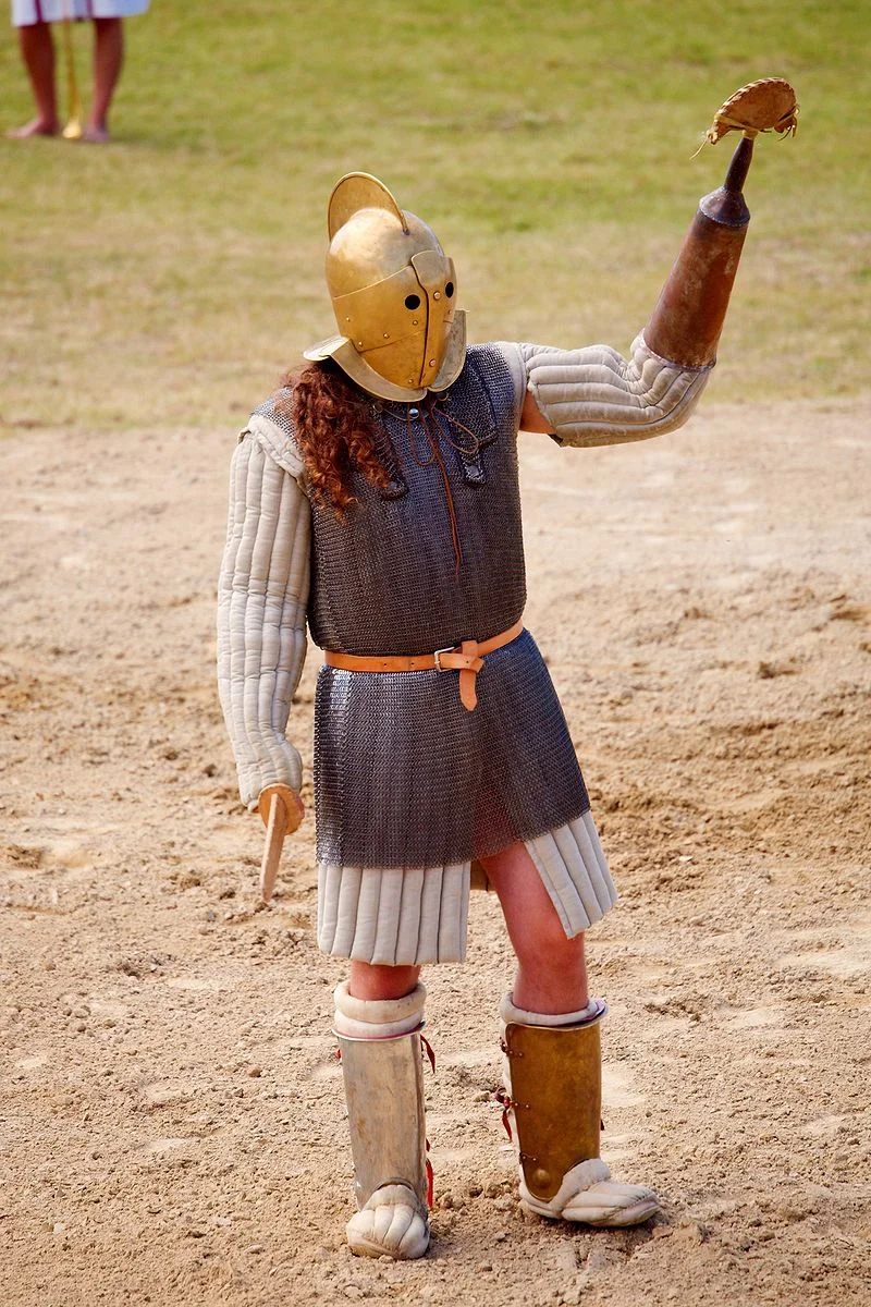 A modern reenactment representing a scissor/arbelas gladiator. By Wikipedia User:MatthiasKabel - Own work, CC BY 2.5, https://commons.wikimedia.org/w/index.php?curid=2326860